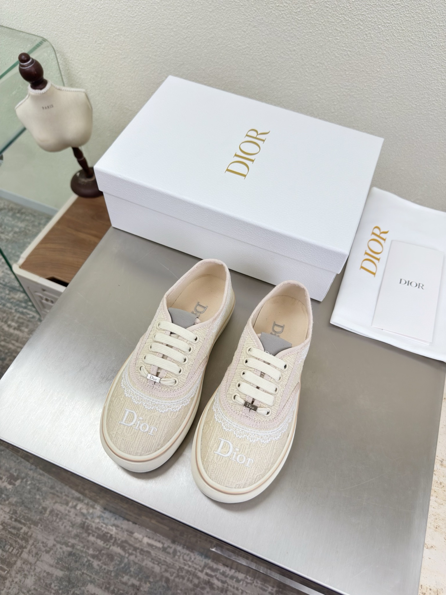 NO:750527,Dior embroidery super age-reducing series thick-soled round toe strap sneakers apricot three-dimensional embroidery brand logo web series full brand logo texture upgraded to the ultimate foot feel super beautiful this year's essential fashion item D-DOLL series classic pearl accessories are fashionable and versatile, full of girly feeling more than a little bit happy one-piece outsole printed with brand logo, decorated with a little bit of fashion. Original consistent canvas lining one-piece outsole  With brand logo, size for women, 36 37 38 39 40 41 (40 41 customized size), with original packaging, casual shoes/sports shoes, dior, sneakers19860909Dior 刺绣 超减龄系列 厚底圆头 绑带运动鞋 杏色 立体刺绣  品牌logo织带 系列  品牌 logo质感满满 鞋型升级到极致脚感 超级美 今年必不可少的时尚单品 D-DOLL系列经典珍珠配饰时髦又百搭,少女感十足 欣喜不止一点点  一体成型大底 印有品牌logo,装饰搭配有一点点小时装.  原版一致帆布内里 一体成型大底 带品牌logo  码数 女款 36 37 38 39 40 41  （40 41 定做码数） 配原版包装,休闲鞋/运动鞋,dior,sneakers,Women's Shoes