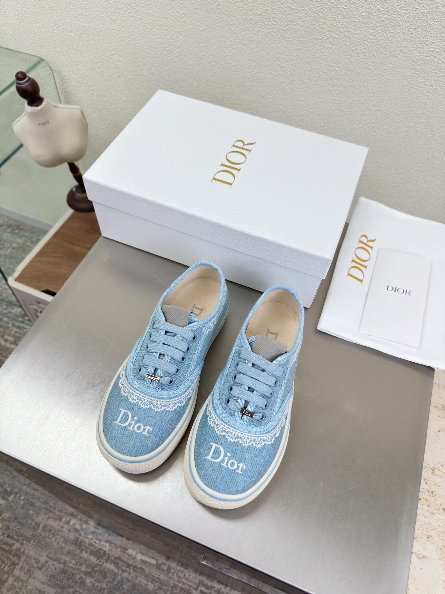 NO:750530,Dior embroidery super age-reducing series thick-soled round toe lace-up sneakers light blue three-dimensional embroidery brand logo webbing series brand logo full of texture, shoe shape upgraded to the ultimate foot feel, super beautiful this year's essential fashion item D-DOLL series classic pearl accessories are fashionable and versatile, full of girly feeling, more than a little joy One-piece outsole printed with brand logo, decorated with a little bit of fashion. Original consistent canvas lining one-piece outsole  With brand logo, size for women, 36 37 38 39 40 41 (40 41 customized size), with original packaging, casual shoes/sports shoes, dior, sneakers19860909Dior 刺绣 超减龄系列 厚底圆头 绑带运动鞋 淡蓝色 立体刺绣  品牌logo织带 系列  品牌 logo质感满满 鞋型升级到极致脚感 超级美 今年必不可少的时尚单品 D-DOLL系列经典珍珠配饰时髦又百搭,少女感十足 欣喜不止一点点  一体成型大底 印有品牌logo,装饰搭配有一点点小时装.  原版一致帆布内里 一体成型大底 带品牌logo  码数 女款 36 37 38 39 40 41  （40 41 定做码数） 配原版包装,休闲鞋/运动鞋,dior,sneakers,Women's Shoes