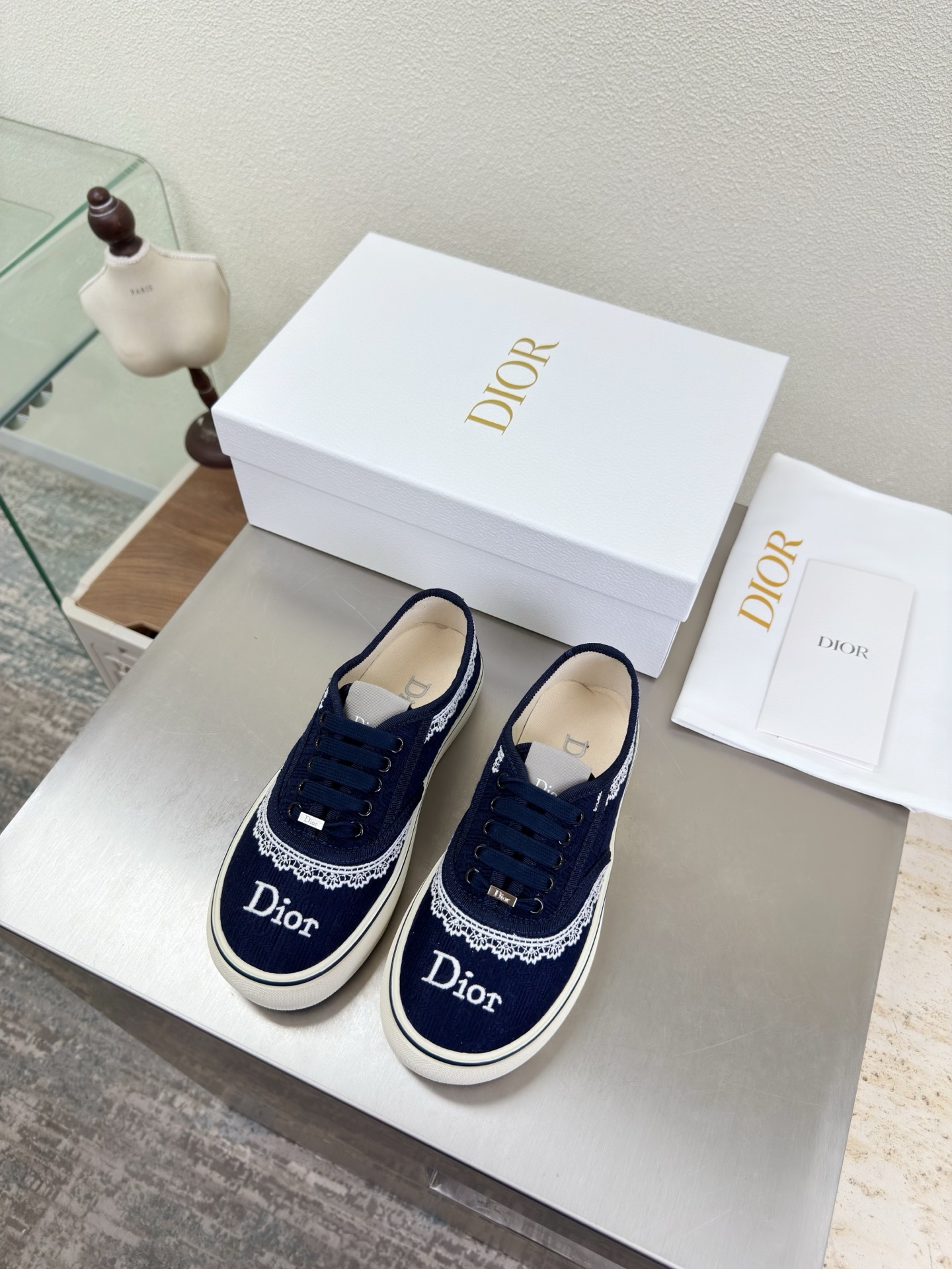 NO:750535,Dior embroidery super age-reducing series thick-soled round toe lace-up sneakers dark blue three-dimensional embroidery brand logo web series full brand logo texture upgraded shoe shape to the ultimate foot feel super beautiful this year's essential fashion item D-DOLL series classic pearl accessories are fashionable and versatile, full of girly feeling more than a little bit happy one-piece outsole printed with brand logo, decoration with a little bit of fashion. Original consistent canvas lining one-piece outsole  With brand logo, size for women, 36 37 38 39 40 41 (40 41 customized size), with original packaging, casual shoes/sports shoes, dior, sneakers19860909Dior 刺绣 超减龄系列 厚底圆头 绑带运动鞋 深蓝色 立体刺绣  品牌logo织带 系列  品牌 logo质感满满 鞋型升级到极致脚感 超级美 今年必不可少的时尚单品 D-DOLL系列经典珍珠配饰时髦又百搭,少女感十足 欣喜不止一点点  一体成型大底 印有品牌logo,装饰搭配有一点点小时装.  原版一致帆布内里 一体成型大底 带品牌logo  码数 女款 36 37 38 39 40 41  （40 41 定做码数） 配原版包装,休闲鞋/运动鞋,dior,sneakers,Women's Shoes