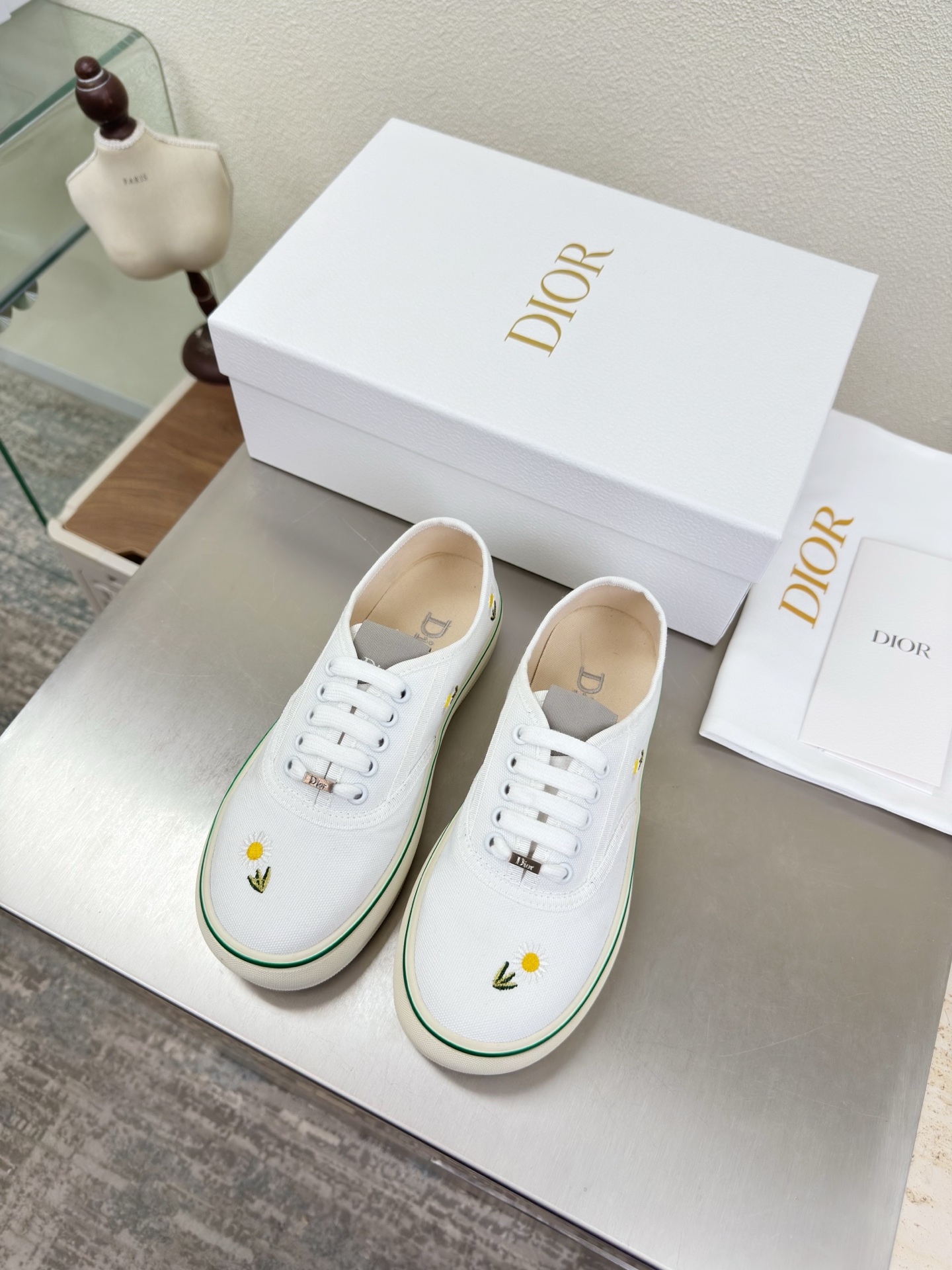 NO:750540,Dior embroidery super age-reducing series thick-soled round toe lace-up sneakers white small daisies three-dimensional embroidery brand logo webbing series brand logo full of texture the shoe shape upgraded to the ultimate foot feel super beautiful this year's essential fashion item D-DOLL series classic pearl accessories are fashionable and versatile, full of girly feeling more than a little joy one-piece outsole printed with brand logo, decorated with a little bit of fashion. Original consistent canvas lining one-piece outsole  With brand logo, size for women, 36 37 38 39 40 41 (40 41 customized size), with original packaging, casual shoes/sports shoes, dior, sneakers19860909Dior 刺绣 超减龄系列 厚底圆头 绑带运动鞋 白色 小雏菊 立体刺绣  品牌logo织带 系列  品牌 logo质感满满 鞋型升级到极致脚感 超级美 今年必不可少的时尚单品 D-DOLL系列经典珍珠配饰时髦又百搭,少女感十足 欣喜不止一点点  一体成型大底 印有品牌logo,装饰搭配有一点点小时装.  原版一致帆布内里 一体成型大底 带品牌logo  码数 女款 36 37 38 39 40 41  （40 41 定做码数） 配原版包装,休闲鞋/运动鞋,dior,sneakers,Women's Shoes