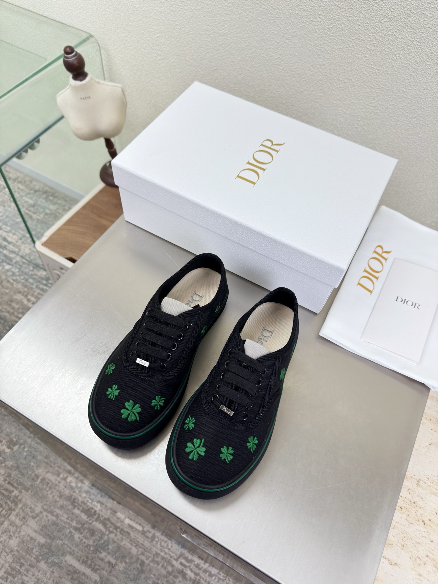 NO:750545,Dior embroidery super age-reducing series thick-soled round toe lace-up sneakers black four-leaf clover three-dimensional embroidery brand logo web series brand logo full of texture, shoe shape upgraded to the ultimate foot feel, super beautiful this year's essential fashion item D-DOLL series classic pearl accessories are fashionable and versatile, full of girly feeling, more than a little joy One-piece outsole printed with brand logo, decorated with a little bit of fashion. Original consistent canvas lining one-piece outsole  With brand logo, size for women, 36 37 38 39 40 41 (40 41 customized size), with original packaging, casual shoes/sports shoes, dior, sneakers19860909Dior 刺绣 超减龄系列 厚底圆头 绑带运动鞋 黑色 四叶草 立体刺绣  品牌logo织带 系列  品牌 logo质感满满 鞋型升级到极致脚感 超级美 今年必不可少的时尚单品 D-DOLL系列经典珍珠配饰时髦又百搭,少女感十足 欣喜不止一点点  一体成型大底 印有品牌logo,装饰搭配有一点点小时装.  原版一致帆布内里 一体成型大底 带品牌logo  码数 女款 36 37 38 39 40 41  （40 41 定做码数） 配原版包装,休闲鞋/运动鞋,dior,sneakers,Women's Shoes