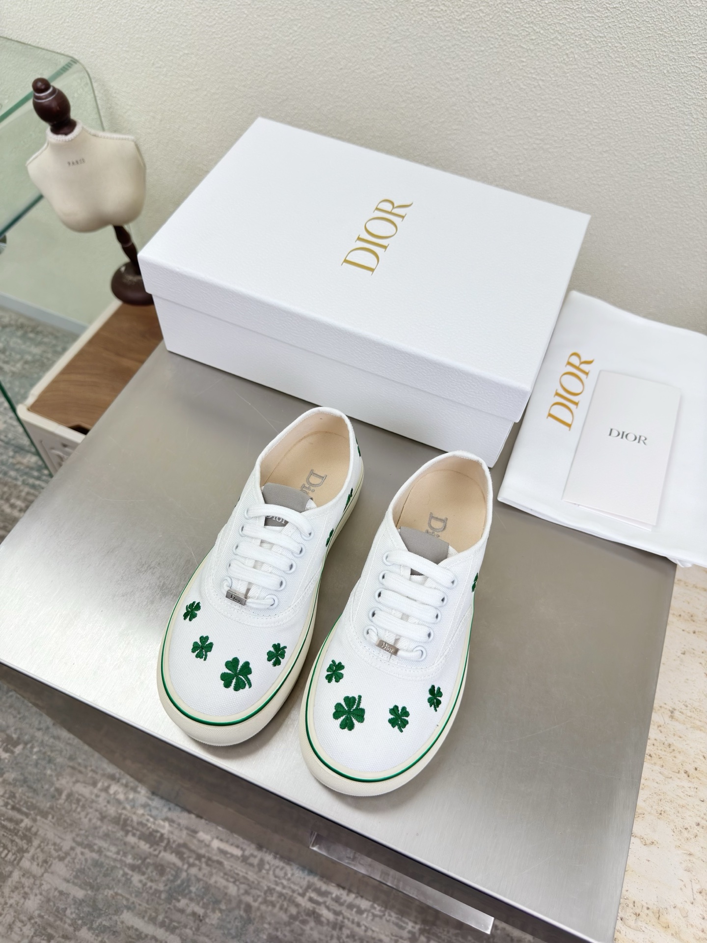 NO:750553,Dior embroidery super age-reducing series thick-soled round toe lace-up sneakers white four-leaf clover three-dimensional embroidery brand logo web series brand logo full texture upgraded shoe shape to the ultimate foot feel super beautiful this year's essential fashion item D-DOLL series classic pearl accessories are fashionable and versatile, full of girly feeling more than a little bit happy one-piece outsole printed with brand logo, decoration with a little bit of fashion. Original consistent canvas lining one-piece outsole  With brand logo, size for women, 36 37 38 39 40 41 (40 41 customized size), with original packaging, casual shoes/sports shoes, dior, sneakers19860909Dior 刺绣 超减龄系列 厚底圆头 绑带运动鞋 白色 四叶草 立体刺绣  品牌logo织带 系列  品牌 logo质感满满 鞋型升级到极致脚感 超级美 今年必不可少的时尚单品 D-DOLL系列经典珍珠配饰时髦又百搭,少女感十足 欣喜不止一点点  一体成型大底 印有品牌logo,装饰搭配有一点点小时装.  原版一致帆布内里 一体成型大底 带品牌logo  码数 女款 36 37 38 39 40 41  （40 41 定做码数） 配原版包装,休闲鞋/运动鞋,dior,sneakers,Women's Shoes