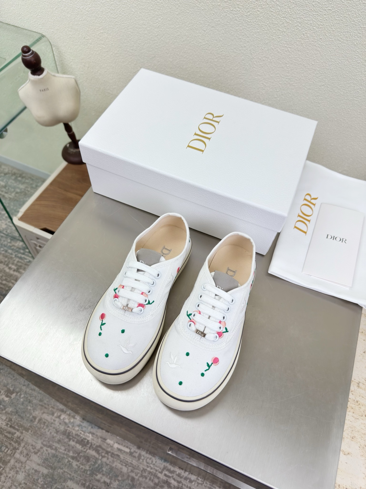 NO:750550,Dior embroidery super age-reducing series thick-soled round toe lace-up sneakers white flowers three-dimensional embroidery brand logo webbing series brand logo full of texture, shoe shape upgraded to the ultimate foot feel, super beautiful this year's essential fashion item D-DOLL series classic pearl accessories are fashionable and versatile, full of girly feeling, more than a little bit of joy One-piece outsole printed with brand logo, decorated with a little bit of fashion. Original consistent canvas lining one-piece outsole  With brand logo, size for women, 36 37 38 39 40 41 (40 41 customized size), with original packaging, casual shoes/sports shoes, dior, sneakers19860909Dior 刺绣 超减龄系列 厚底圆头 绑带运动鞋 白色 花朵 立体刺绣  品牌logo织带 系列  品牌 logo质感满满 鞋型升级到极致脚感 超级美 今年必不可少的时尚单品 D-DOLL系列经典珍珠配饰时髦又百搭,少女感十足 欣喜不止一点点  一体成型大底 印有品牌logo,装饰搭配有一点点小时装.  原版一致帆布内里 一体成型大底 带品牌logo  码数 女款 36 37 38 39 40 41  （40 41 定做码数） 配原版包装,休闲鞋/运动鞋,dior,sneakers,Women's Shoes