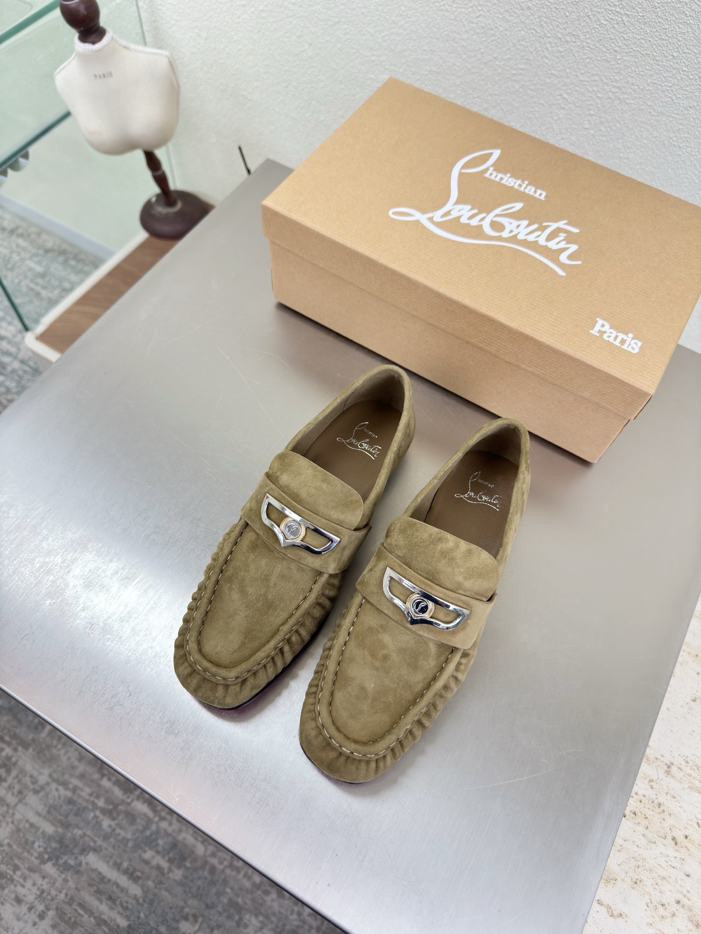 NO:750544,Christian Louboutin (CL for short) flat loafers, pleated technology, a French luxury shoe brand, founded by the designer of the same name in 1991. It is world-famous for its iconic 'red sole shoes' Red Sole, known as the 'legend in the high-heeled shoes industry'. Its design combines noble luxury, sexy charm and exotic style, becoming a symbol of female charm. Olive green sheep suede leather Original consistent hardware fasteners The brand logo is full of texture  The shoe shape is upgraded to the ultimate foot feel, super beautiful. This year's essential fashion item. The classic pearl accessories are fashionable and versatile, full of girly feeling. I am more than a little happy. The red leather outsole with the brand logo is decorated with hardware logo. Original consistent sheepskin lining. One-piece outsole with brand logo. Size. Women's model 36 37 38 39 40 41 (40 41 customized size). Comes with original packaging, loafers, Christian  louboutin,loafers,high heels,sheepskin,Leather soles19860909Christian Louboutin（路铂廷,简称CL）  平底乐福鞋 褶皱工艺  法国奢侈鞋履品牌,由同名设计师于1991年创立.以标志性的“红底鞋”Red Sole 闻名于世,被誉为“高跟鞋界的传奇”,其设计融合了高贵奢华、性感妩媚与异域风情,成为女性魅力的象征. 橄榄绿色 羊反绒皮 原版一致五金扣件  品牌 logo质感满满 鞋型升级到极致脚感 超级美 今年必不可少的时尚单品 经典珍珠配饰时髦又百搭,少女感十足 欣喜不止一点点  品牌标识的红色真皮大底 装饰搭配有五金logo   原版一致羊皮内里  一体成型大底 带品牌logo  码数 女款 36 37 38 39 40 41  （40 41 定做码数） 配原版包装,乐福鞋,christian louboutin,loafers,high heels,sheepskin,Leather soles,Women's Shoes