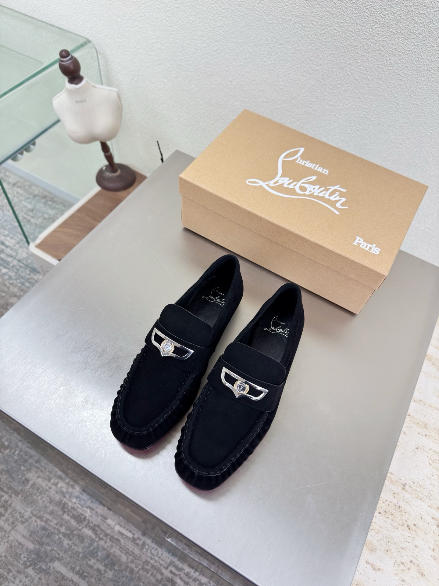 NO:750549,Christian Louboutin (CL for short) flat loafers, pleated technology, a French luxury shoe brand founded by the designer of the same name in 1991. It is world-famous for its iconic 'red-soled shoes' Red Sole, known as the 'legend in the high-heeled shoes industry'. Its design combines noble luxury, sexy charm and exotic style, becoming a symbol of female charm. Black sheep suede, original consistent hardware fasteners, brand logo full of texture  The shoe shape is upgraded to the ultimate foot feel, super beautiful. This year's essential fashion item. The classic pearl accessories are fashionable and versatile, full of girly feeling. I am more than a little happy. The red leather outsole with the brand logo is decorated with hardware logo. Original consistent sheepskin lining. One-piece outsole with brand logo. Size. Women's model 36 37 38 39 40 41 (40 41 customized size). Comes with original packaging, loafers, Christian  louboutin,loafers,high heels,sheepskin,Leather soles19860909Christian Louboutin（路铂廷,简称CL）  平底乐福鞋 褶皱工艺  法国奢侈鞋履品牌,由同名设计师于1991年创立.以标志性的“红底鞋”Red Sole 闻名于世,被誉为“高跟鞋界的传奇”,其设计融合了高贵奢华、性感妩媚与异域风情,成为女性魅力的象征. 黑色 羊反绒皮 原版一致五金扣件  品牌 logo质感满满 鞋型升级到极致脚感 超级美 今年必不可少的时尚单品 经典珍珠配饰时髦又百搭,少女感十足 欣喜不止一点点  品牌标识的红色真皮大底 装饰搭配有五金logo   原版一致羊皮内里  一体成型大底 带品牌logo  码数 女款 36 37 38 39 40 41  （40 41 定做码数） 配原版包装,乐福鞋,christian louboutin,loafers,high heels,sheepskin,Leather soles,Women's Shoes