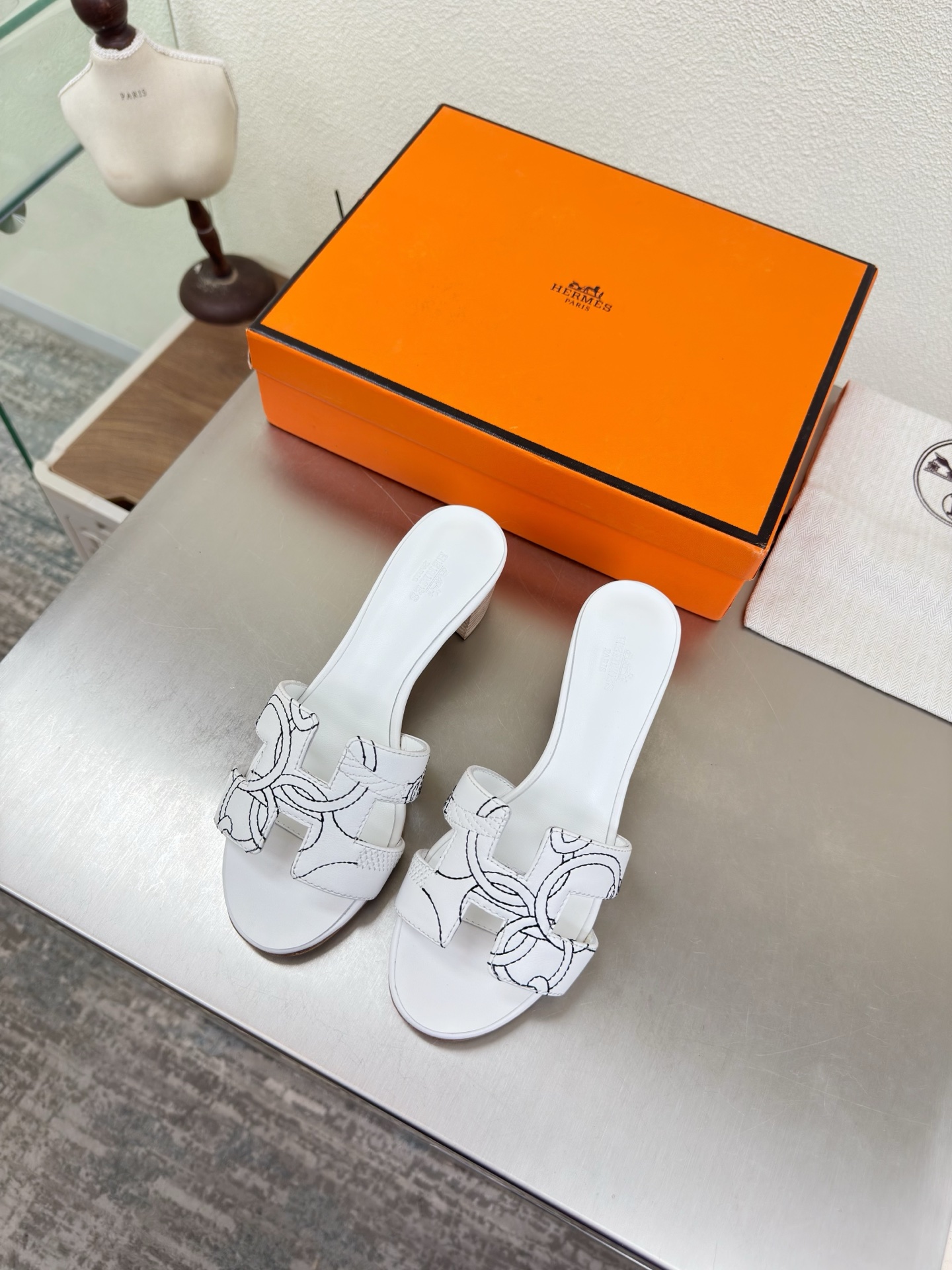 NO:750517,Hermès H slippers Embroidered series Simple and sexy Must-select for beautiful feet Mid-heel series P Classic match Simple design White High version TPU molded outsole Women's model Simple and crazy Classic and versatile Original Italian genuine leather outsole Handicraft Lightweight design High-end connotation Noble in shoes Eye-catching Women's model 35 36 37 38 39 40 41 42 (40 41  42 Customized) Configuration original packaging, slippers, hermes, slippers, Leather soles19860909爱马仕 H 拖鞋 绣花系列 简约性感 美脚必选款 中跟系列 P  经典搭配 简约设计  白色 高版本 TPU成型大底 女款 简约狂魔 经典百搭 原版一致意大利真皮大底 手工艺  轻便 设计 内涵高端感十足 鞋中贵族  醒目 女款 35 36 37 38 39 40 41 42 （40 41 42 定制）     配置原版包装,拖鞋,hermes,slippers,Leather soles,Women's Shoes