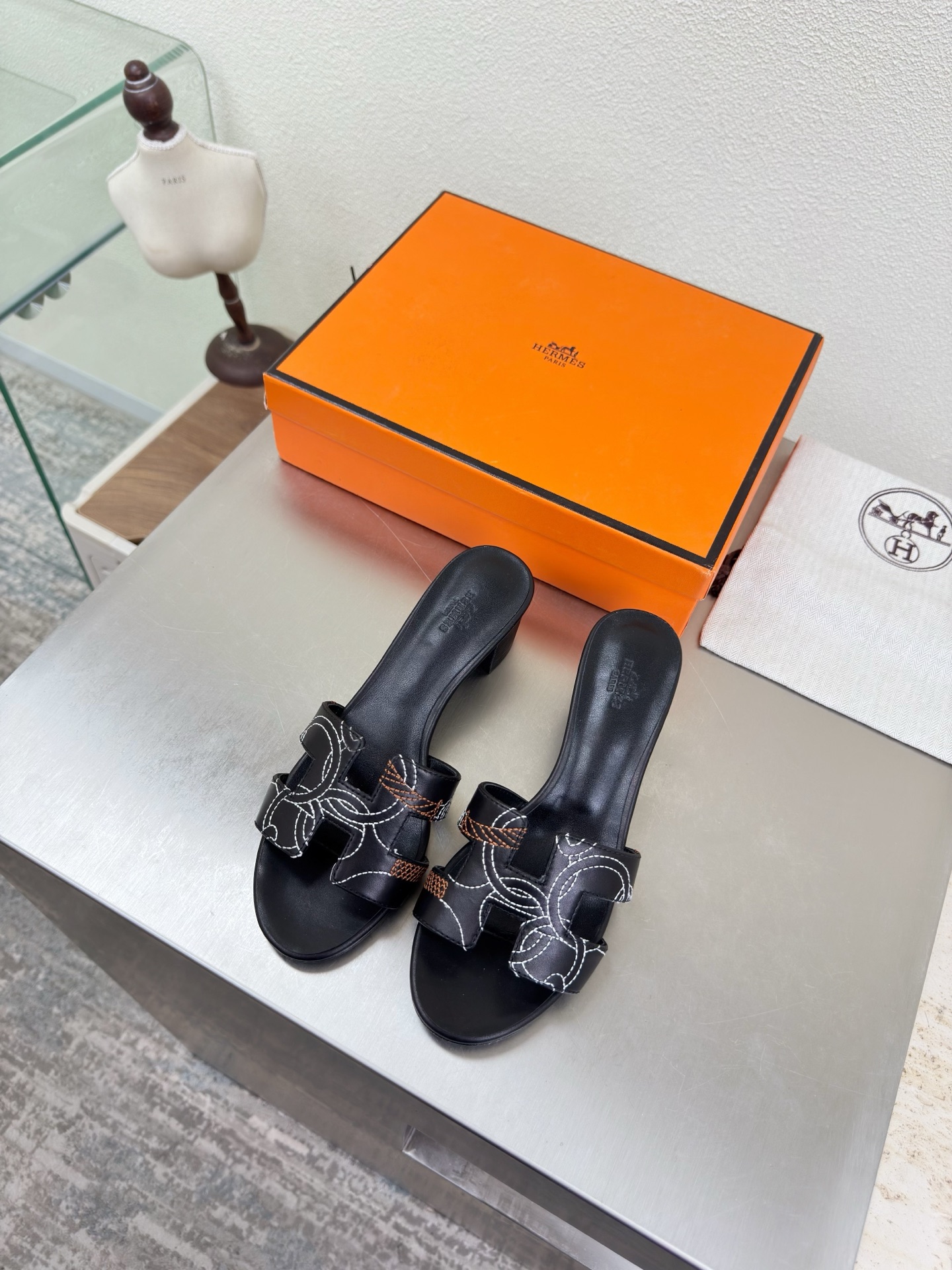 NO:750521,Hermès H slippers Embroidered series Simple and sexy Must-select for beautiful feet Mid-heel series P Classic match Simple design Black High version TPU molded outsole Women's model Simple and crazy Classic and versatile Original Italian genuine leather outsole Handicraft Lightweight design High-end connotation Noble in shoes Eye-catching Women's model 35 36 37 38 39 40 41 42 (40 41  42 Customized) Configuration original packaging, slippers, hermes, slippers, Leather soles19860909爱马仕 H 拖鞋 绣花系列 简约性感 美脚必选款 中跟系列 P  经典搭配 简约设计  黑色 高版本 TPU成型大底 女款 简约狂魔 经典百搭 原版一致意大利真皮大底 手工艺  轻便 设计 内涵高端感十足 鞋中贵族  醒目 女款 35 36 37 38 39 40 41 42 （40 41 42 定制）     配置原版包装,拖鞋,hermes,slippers,Leather soles,Women's Shoes