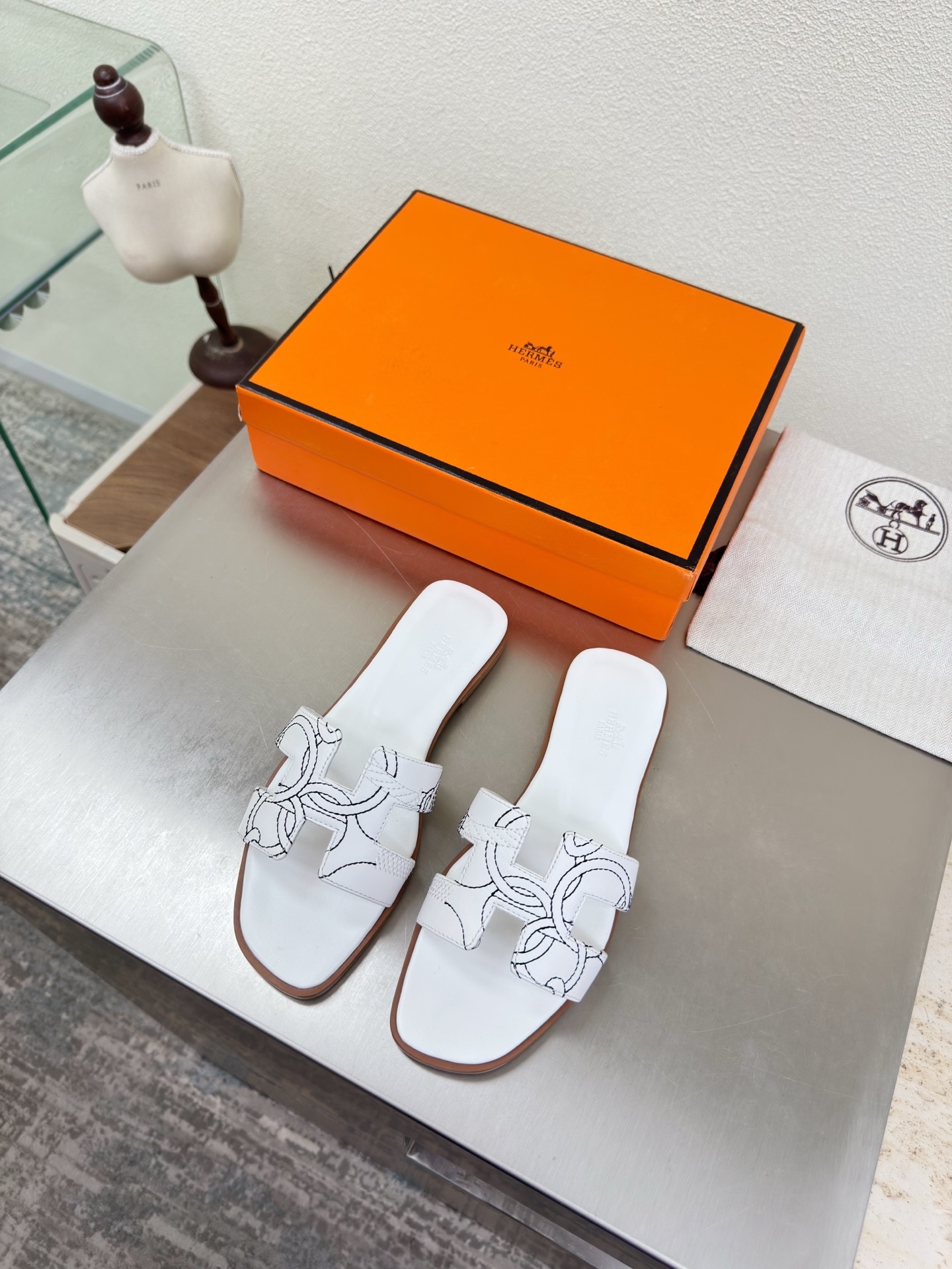 NO:750529,Hermès H slippers Embroidered series Simple and sexy Must-select for beautiful feet Flat series P Classic combination Simple design White High version TPU molded outsole Women's model Simple and crazy Classic and versatile Original Italian genuine leather outsole Handicraft Lightweight design High-end connotation Noble in shoes Eye-catching Women's model 35 36 37 38 39 40 41 42 (40 41  42 Customized) Configuration original packaging, slippers, hermes, slippers, Leather soles19860909爱马仕 H 拖鞋 绣花系列 简约性感 美脚必选款 平底 系列 P  经典搭配 简约设计  白色 高版本 TPU成型大底 女款 简约狂魔 经典百搭 原版一致意大利真皮大底 手工艺  轻便 设计 内涵高端感十足 鞋中贵族  醒目 女款 35 36 37 38 39 40 41 42 （40 41 42 定制）     配置原版包装,拖鞋,hermes,slippers,Leather soles,Women's Shoes