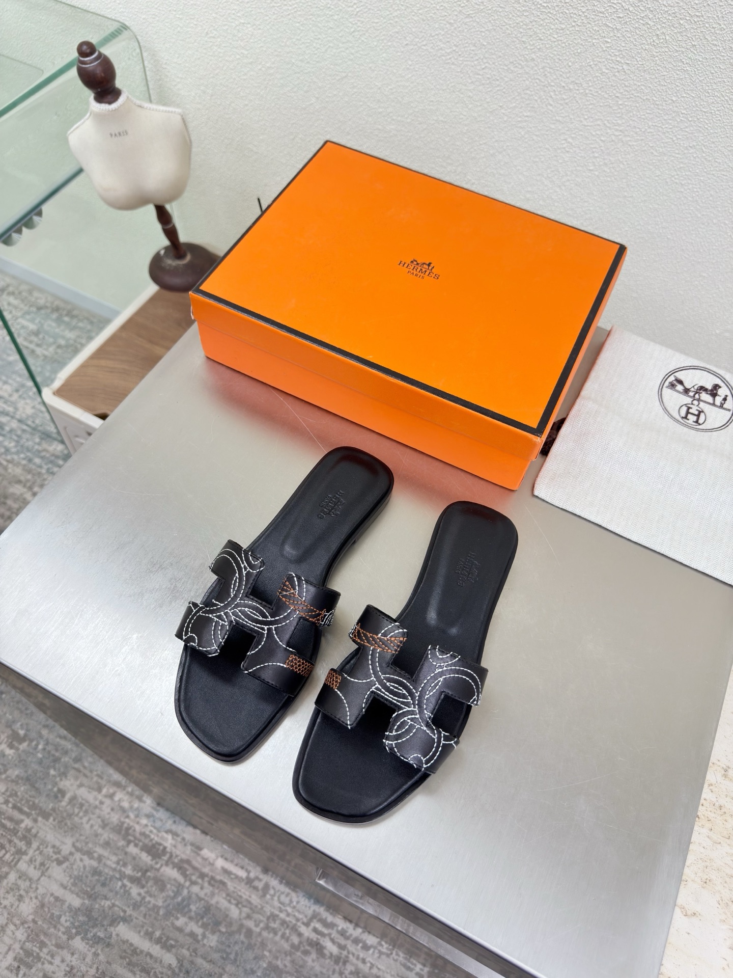 NO:750534,Hermès H slippers Embroidered series Simple and sexy Must-select for beautiful feet Flat series P Classic combination Simple design Black High version TPU molded outsole Women's model Simple and crazy Classic and versatile Original Italian genuine leather outsole Handicraft Lightweight design High-end connotation Noble in shoes Eye-catching Women's model 35 36 37 38 39 40 41 42 (40 41  42 Customized) Configuration original packaging, slippers, hermes, slippers, Leather soles19860909爱马仕 H 拖鞋 绣花系列 简约性感 美脚必选款 平底 系列 P  经典搭配 简约设计  黑色 高版本 TPU成型大底 女款 简约狂魔 经典百搭 原版一致意大利真皮大底 手工艺  轻便 设计 内涵高端感十足 鞋中贵族  醒目 女款 35 36 37 38 39 40 41 42 （40 41 42 定制）     配置原版包装,拖鞋,hermes,slippers,Leather soles,Women's Shoes