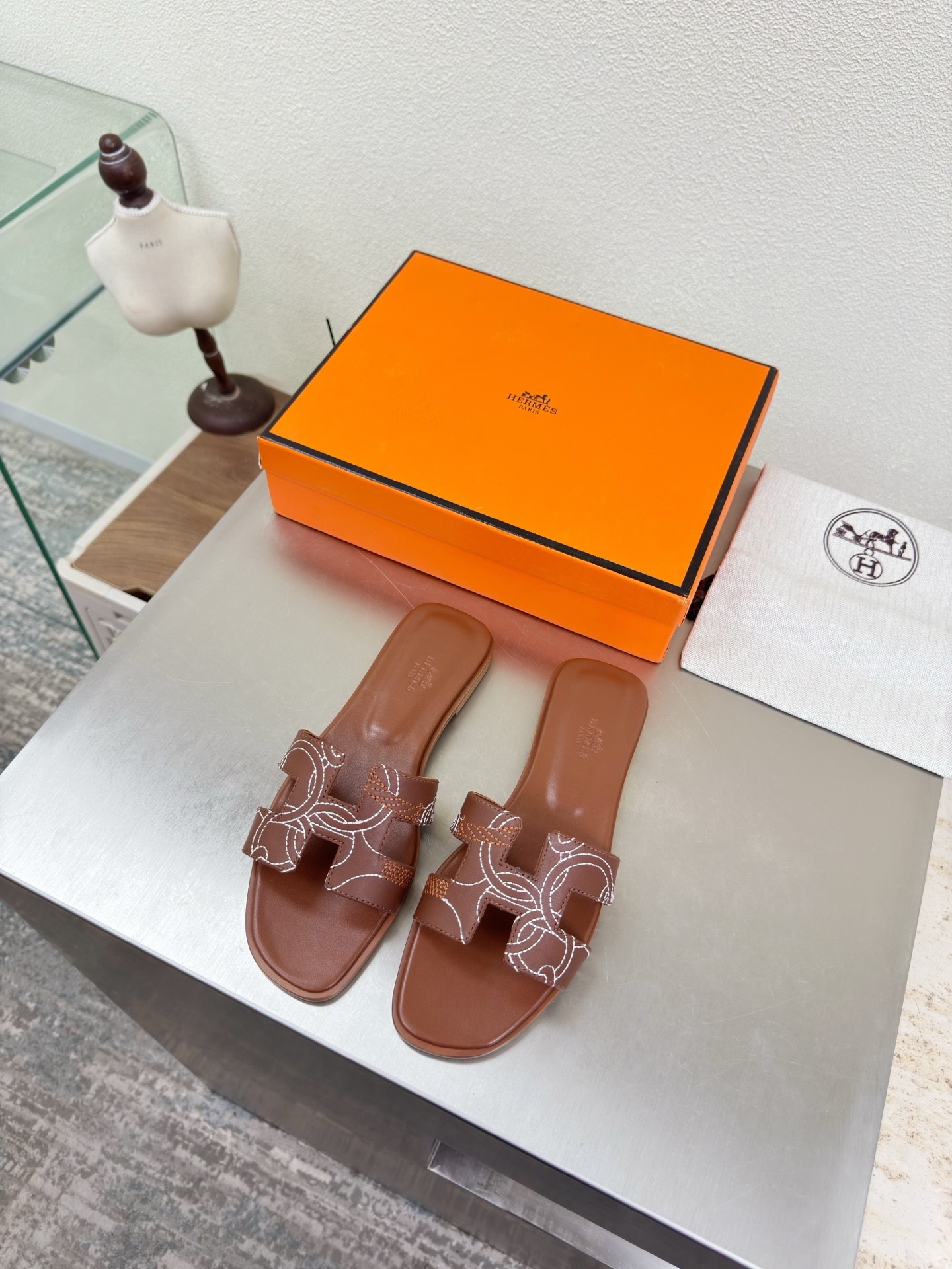 NO:750539,Hermès H slippers Embroidered series Simple and sexy Must-select for beautiful feet Mid-heel series P Classic match Simple design Brown High version TPU molded outsole Women's model Simple and crazy Classic and versatile Original Italian genuine leather outsole Handicraft Lightweight design High-end connotation Noble in shoes Eye-catching Women's model 35 36 37 38 39 40 41 42 (40 41  42 Customized) Configuration original packaging, slippers, hermes, slippers, Leather soles19860909爱马仕 H 拖鞋 绣花系列 简约性感 美脚必选款 中跟系列 P  经典搭配 简约设计  棕色 高版本 TPU成型大底 女款 简约狂魔 经典百搭 原版一致意大利真皮大底 手工艺  轻便 设计 内涵高端感十足 鞋中贵族  醒目 女款 35 36 37 38 39 40 41 42 （40 41 42 定制）     配置原版包装,拖鞋,hermes,slippers,Leather soles,Women's Shoes