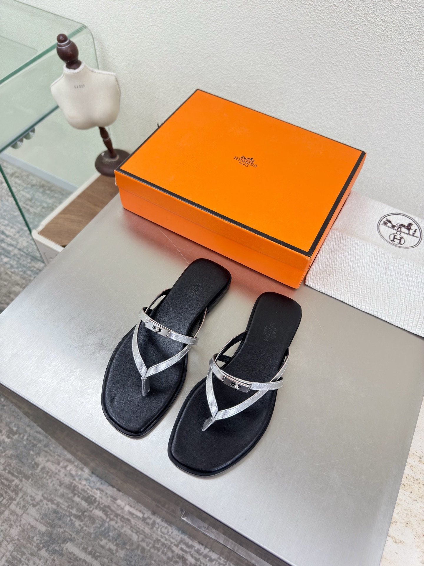 NO:750507,Hermès Classic hardware fasteners Flip-flops Simple and sexy A must-have for beautiful feet Flat series P Classic matching Simple design Black and silver High version TPU molded outsole Women's model Simple madness Classic and versatile Original Italian genuine leather outsole Handicraft Lightweight design High-end connotation Noble in shoes Eye-catching Women's model 35 36 37 38 39 40 41 42 (40  41 42 Customized) Equipped with original packaging, split-toe shoes, hermes, slippers, Leather soles19860909爱马仕 经典五金扣件 夹趾拖鞋 简约性感 美脚必选款 平底系列 P  经典搭配 简约设计  黑银 高版本 TPU成型大底 女款 简约狂魔 经典百搭 原版一致意大利真皮大底 手工艺  轻便 设计 内涵高端感十足 鞋中贵族  醒目 女款 35 36 37 38 39 40 41 42 （40 41 42 定制）     配置原版包装,分趾鞋,hermes,slippers,Leather soles,Women's Shoes