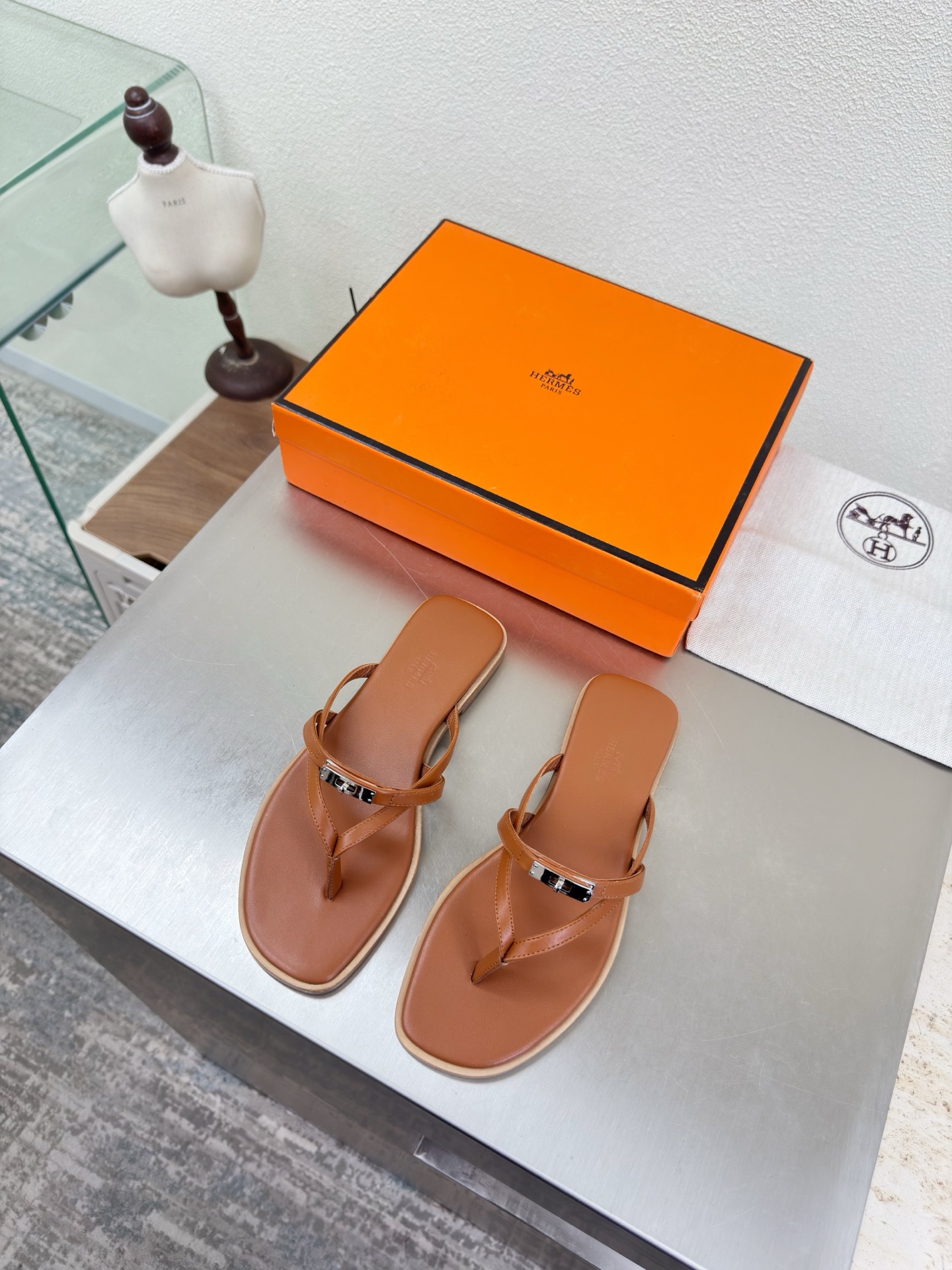NO:750509,Hermès Classic hardware fasteners Flip-flops Simple and sexy A must-have for beautiful feet Flat series P Classic matching Simple design Light brown High version TPU molded outsole Women's model Simple madness Classic and versatile Original Italian genuine leather outsole Handicraft Lightweight design Full of high-end feel Noble in shoes Eye-catching Women's model 35 36 37 38 39 40 41 42 (40  41 42 Customized) Equipped with original packaging, split-toe shoes, hermes, slippers, Leather soles19860909爱马仕 经典五金扣件 夹趾拖鞋 简约性感 美脚必选款 平底系列 P  经典搭配 简约设计  浅棕 高版本 TPU成型大底 女款 简约狂魔 经典百搭 原版一致意大利真皮大底 手工艺  轻便 设计 内涵高端感十足 鞋中贵族  醒目 女款 35 36 37 38 39 40 41 42 （40 41 42 定制）     配置原版包装,分趾鞋,hermes,slippers,Leather soles,Women's Shoes