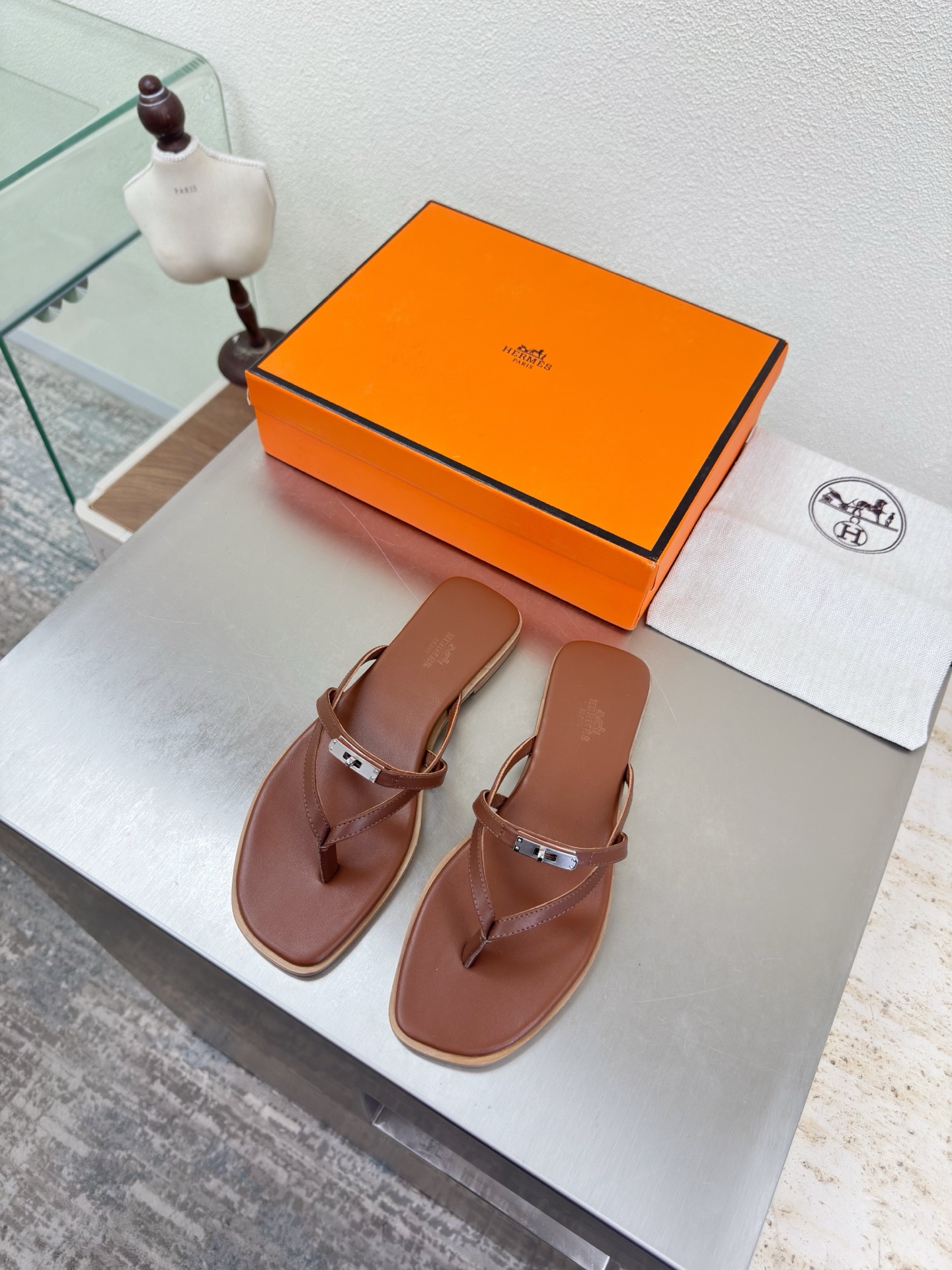 NO:750644,Hermès Classic hardware fasteners Flip-flops Simple and sexy A must-have for beautiful feet Flat series P Classic matching Simple design Dark brown High version TPU molded outsole Women's model Simple madness Classic and versatile Original Italian genuine leather outsole Handicraft Lightweight design High-end connotation Nobility in shoes Eye-catching Women's model 35 36 37 38 39 40 41 42 (40  41 42 Customized) Equipped with original packaging, split-toe shoes, hermes, slippers, Leather soles19860909爱马仕 经典五金扣件 夹趾拖鞋 简约性感 美脚必选款 平底系列 P  经典搭配 简约设计  深棕 高版本 TPU成型大底 女款 简约狂魔 经典百搭 原版一致意大利真皮大底 手工艺  轻便 设计 内涵高端感十足 鞋中贵族  醒目 女款 35 36 37 38 39 40 41 42 （40 41 42 定制）     配置原版包装,分趾鞋,hermes,slippers,Leather soles,Women's Shoes