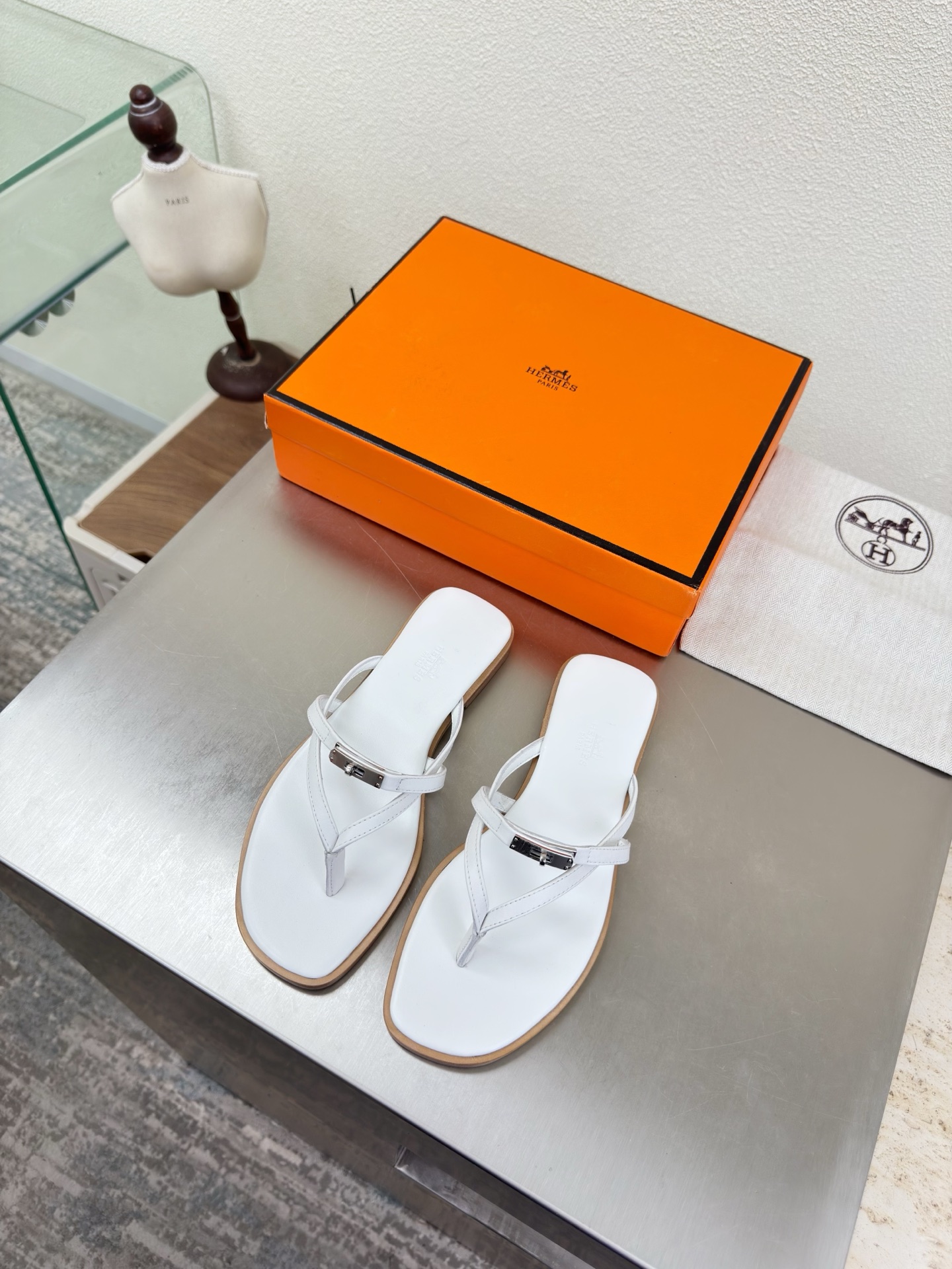 NO:750649,Hermès Classic hardware fasteners Flip-flops Simple and sexy A must-have for beautiful feet Flat series P Classic matching Simple design White High version TPU molded outsole Women's model Simple madness Classic and versatile Original Italian genuine leather outsole Handicraft Lightweight design Full of high-end feel Noble in shoes Eye-catching Women's model 35 36 37 38 39 40 41 42 (40  41 42 Customized) Equipped with original packaging, split-toe shoes, hermes, slippers, Leather soles19860909爱马仕 经典五金扣件 夹趾拖鞋 简约性感 美脚必选款 平底系列 P  经典搭配 简约设计  白色 高版本 TPU成型大底 女款 简约狂魔 经典百搭 原版一致意大利真皮大底 手工艺  轻便 设计 内涵高端感十足 鞋中贵族  醒目 女款 35 36 37 38 39 40 41 42 （40 41 42 定制）     配置原版包装,分趾鞋,hermes,slippers,Leather soles,Women's Shoes