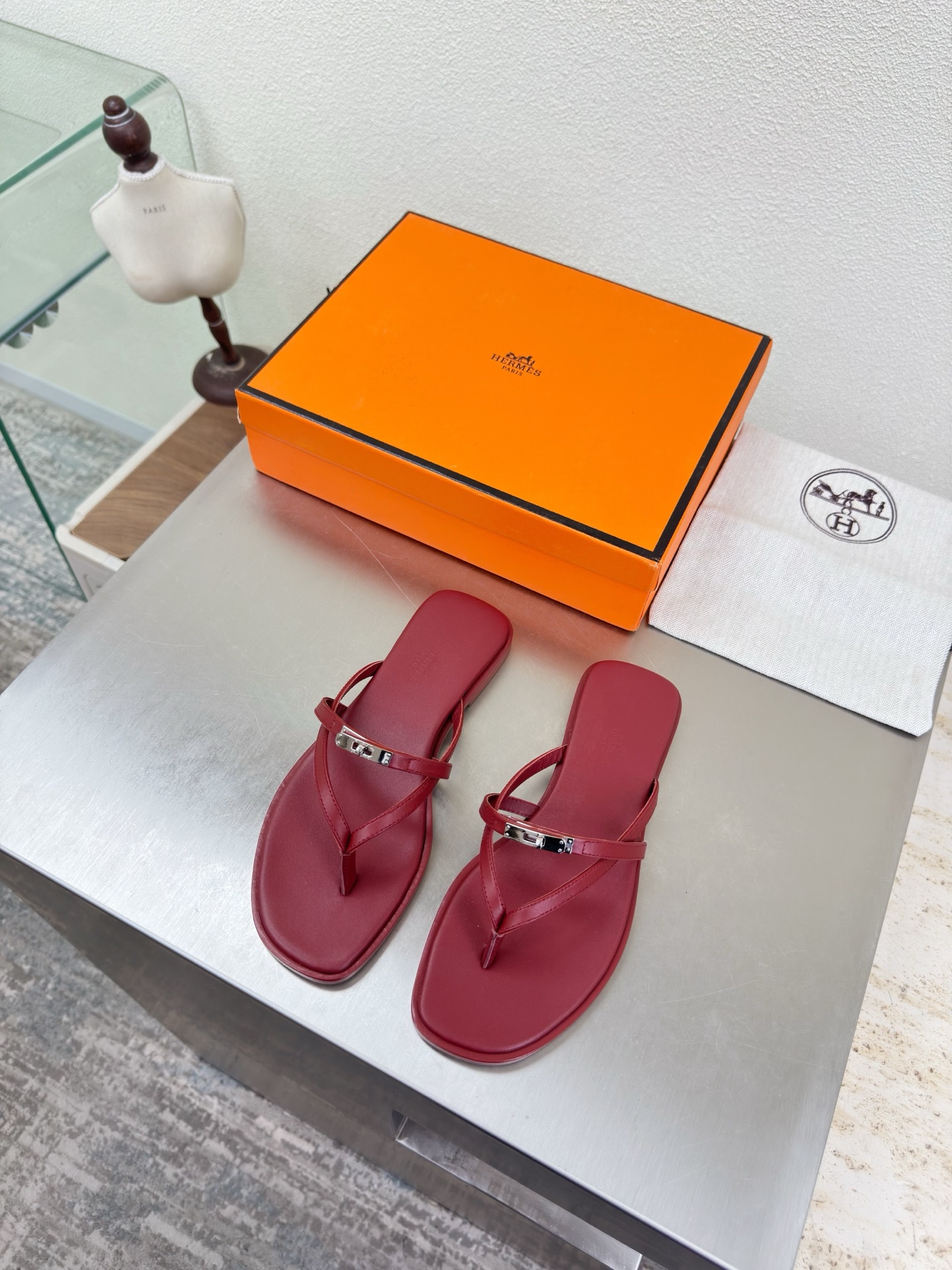 NO:750653,Hermès Classic hardware fasteners Flip-flops Simple and sexy A must-have for beautiful feet Flat series P Classic matching Simple design Burgundy High version TPU molded outsole Women's model Simple madness Classic and versatile Original Italian genuine leather outsole Handicraft Lightweight design Full of high-end feel Noble in shoes Eye-catching Women's model 35 36 37 38 39 40 41 42 (40  41 42 Customized) Equipped with original packaging, split-toe shoes, hermes, slippers, Leather soles19860909爱马仕 经典五金扣件 夹趾拖鞋 简约性感 美脚必选款 平底系列 P  经典搭配 简约设计  酒红 高版本 TPU成型大底 女款 简约狂魔 经典百搭 原版一致意大利真皮大底 手工艺  轻便 设计 内涵高端感十足 鞋中贵族  醒目 女款 35 36 37 38 39 40 41 42 （40 41 42 定制）     配置原版包装,分趾鞋,hermes,slippers,Leather soles,Women's Shoes