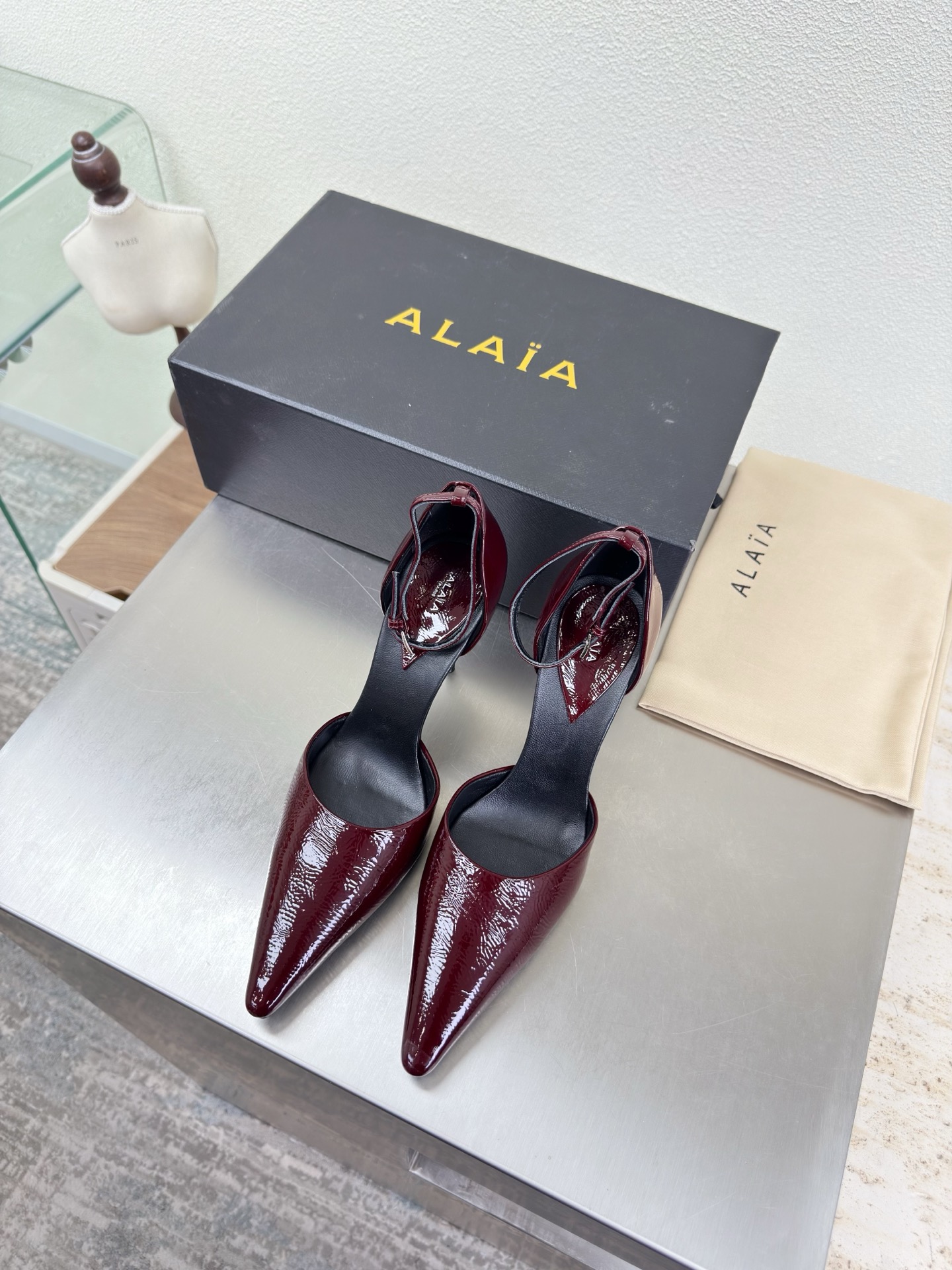 NO:750621,Pointed toe hollow high-heeled shoes Alaia slippers from Paris Burgundy Cantaloupe pattern Calfskin Love at first sight Hand-made high-end classic Alaia has another sexy side. With different styles, different styles can be easily controlled, whether jeans, suit pants, or pleated skirts, it can upgrade your outfit to fashion, elegance and excellence. Material Cantaloupe pattern calfskin Lining Feet Sheepskin outsole Italian leather outsole 35 36 37  38 39 40 41 42 (40 41 42 customized) Configure original packaging, high heels sandals, alaia, sandals, high heels, slippers, skirts, jeans, business suit, cowhide, sheepskin, Leather soles19860909尖头中空高跟鞋 Alaia 拖鞋来自巴黎 酒红色 哈密瓜纹 小牛皮 一见倾心 纯手高级 经典 阿莱娅还有另外性感的一面  配上不同款式,不同风格都能轻松驾驭,无论牛仔裤,西装裤,还是百褶裙,都能将你的穿搭提升到时尚,优雅和卓越之中 面料 哈密瓜纹小牛皮 内里 垫脚 羊皮 大底 意大利真皮大底 35 36 37 38 39 40 41 42 (40 41 42 定制) 配置原版包装,高跟鞋凉鞋,alaia,sandals,high heels,slippers,skirts,jeans,business suit,cowhide,sheepskin,Leather soles,Women's Shoes