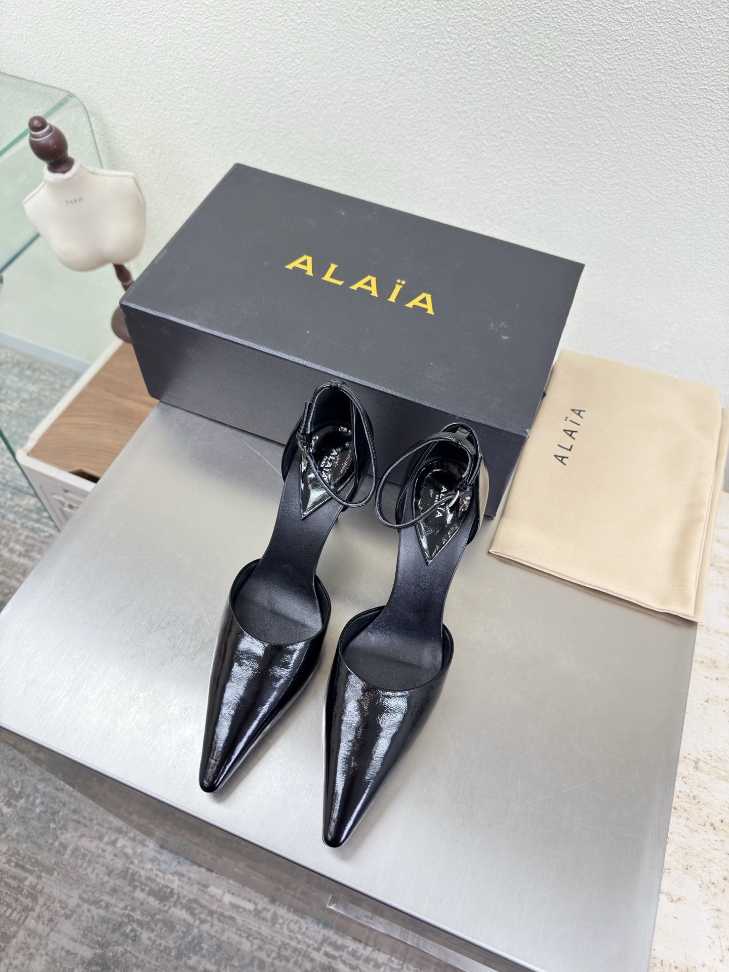 NO:750625,Pointed toe hollow high-heeled shoes Alaia slippers from Paris, black cantaloupe pattern, calfskin, love at first sight, pure hand high-end, classic, Alaia has another sexy side. With different styles, different styles can be easily controlled, whether jeans, suit pants, or pleated skirts, it can upgrade your outfit to fashion, elegance and excellence. Fabric: Cantaloupe pattern calfskin, lining, foot pads, sheepskin outsole, Italian leather outsole 35 36 37  38 39 40 41 42 (40 41 42 customized) Configure original packaging, high heels sandals, alaia, sandals, high heels, slippers, skirts, jeans, business suit, cowhide, sheepskin, Leather soles19860909尖头中空高跟鞋 Alaia 拖鞋来自巴黎 黑色 哈密瓜纹 小牛皮 一见倾心 纯手高级 经典 阿莱娅还有另外性感的一面  配上不同款式,不同风格都能轻松驾驭,无论牛仔裤,西装裤,还是百褶裙,都能将你的穿搭提升到时尚,优雅和卓越之中 面料 哈密瓜纹小牛皮 内里 垫脚 羊皮 大底 意大利真皮大底 35 36 37 38 39 40 41 42 (40 41 42 定制) 配置原版包装,高跟鞋凉鞋,alaia,sandals,high heels,slippers,skirts,jeans,business suit,cowhide,sheepskin,Leather soles,Women's Shoes