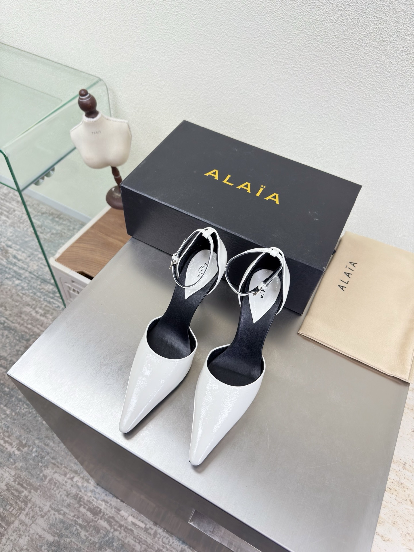 NO:750629,Pointed toe hollow high-heeled shoes Alaia slippers from Paris, white, cantaloupe pattern, calfskin, love at first sight, high-end, classic, Alaia has another sexy side. With different styles, different styles can be easily controlled, whether jeans, suit pants, or pleated skirts, it can upgrade your outfit to fashion, elegance and excellence. Fabric, cantaloupe pattern calfskin, lining, foot pads, sheepskin outsole, Italian genuine leather outsole 35 36 37  38 39 40 41 42 (40 41 42 customized) Configure original packaging, high heels sandals, alaia, sandals, high heels, slippers, skirts, jeans, business suit, cowhide, sheepskin, Leather soles19860909尖头中空高跟鞋 Alaia 拖鞋来自巴黎 白色 哈密瓜纹 小牛皮 一见倾心 纯手高级 经典 阿莱娅还有另外性感的一面  配上不同款式,不同风格都能轻松驾驭,无论牛仔裤,西装裤,还是百褶裙,都能将你的穿搭提升到时尚,优雅和卓越之中 面料 哈密瓜纹小牛皮 内里 垫脚 羊皮 大底 意大利真皮大底 35 36 37 38 39 40 41 42 (40 41 42 定制) 配置原版包装,高跟鞋凉鞋,alaia,sandals,high heels,slippers,skirts,jeans,business suit,cowhide,sheepskin,Leather soles,Women's Shoes