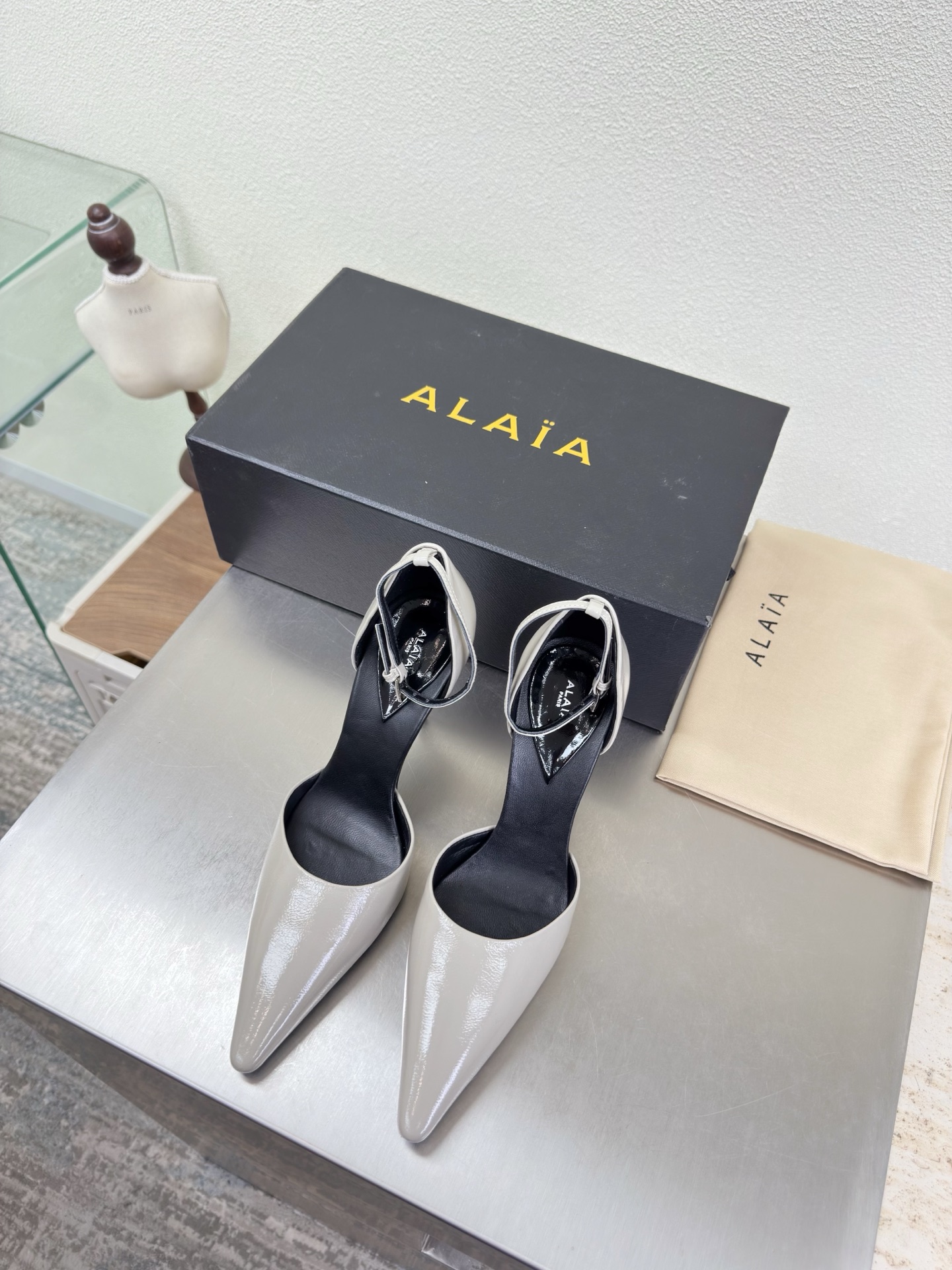 NO:750634,Pointed toe hollow high heels Alaia slippers from Paris Gray cantaloupe pattern Calfskin Love at first sight Hand-made high-end classic Alaia has another sexy side. With different styles, different styles can be easily controlled, whether jeans, suit pants, or pleated skirts, it can upgrade your outfit to fashion, elegance and excellence. Fabric Melon pattern calfskin Lining Foot pads Sheepskin outsole Italian leather outsole 35 36 37  38 39 40 41 42 (40 41 42 customized) Configure original packaging, high heels sandals, alaia, sandals, high heels, slippers, skirts, jeans, business suit, cowhide, sheepskin, Leather soles19860909尖头中空高跟鞋 Alaia 拖鞋来自巴黎 灰色 哈密瓜纹 小牛皮 一见倾心 纯手高级 经典 阿莱娅还有另外性感的一面  配上不同款式,不同风格都能轻松驾驭,无论牛仔裤,西装裤,还是百褶裙,都能将你的穿搭提升到时尚,优雅和卓越之中 面料 哈密瓜纹小牛皮 内里 垫脚 羊皮 大底 意大利真皮大底 35 36 37 38 39 40 41 42 (40 41 42 定制) 配置原版包装,高跟鞋凉鞋,alaia,sandals,high heels,slippers,skirts,jeans,business suit,cowhide,sheepskin,Leather soles,Women's Shoes