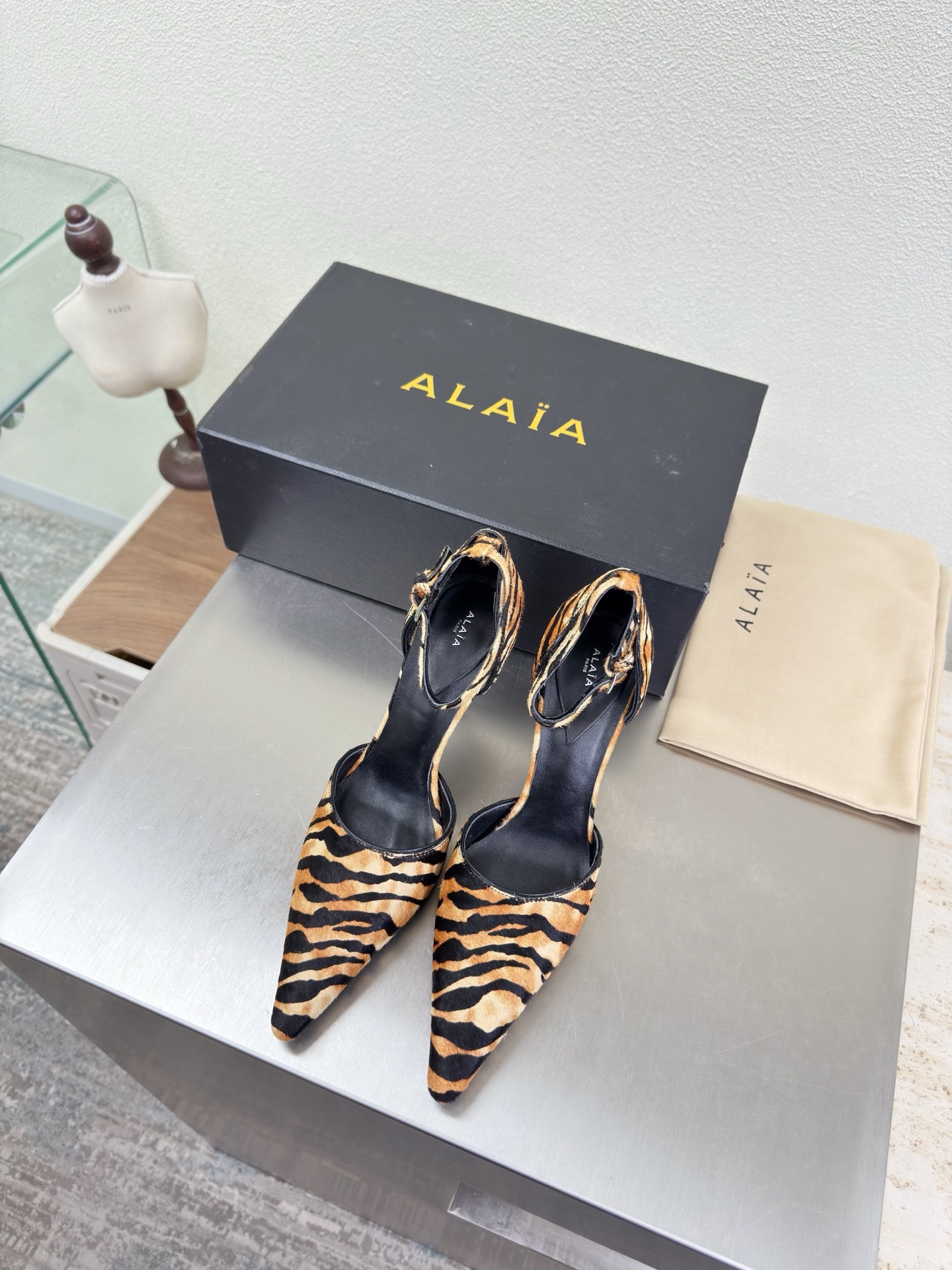 NO:750639,Pointed toe hollow high heels Alaia slippers from Paris Leopard print horse hair Cantaloupe pattern Calf leather Love at first sight Hand-made high-end classic Alaia has another sexy side. With different styles, different styles can be easily controlled, whether jeans, suit pants, or pleated skirts, it can upgrade your outfit to fashion, elegance and excellence. Fabric Leopard print horse hair material Lining Foot pads Sheepskin outsole Italian leather outsole 35 36 37  38 39 40 41 42 (40 41 42 customized) Configure original packaging, high heels sandals, alaia, sandals, high heels, slippers, skirts, jeans, business suit, cowhide, sheepskin, Leather soles19860909尖头中空高跟鞋 Alaia 拖鞋来自巴黎 豹纹马毛 哈密瓜纹 小牛皮 一见倾心 纯手高级 经典 阿莱娅还有另外性感的一面  配上不同款式,不同风格都能轻松驾驭,无论牛仔裤,西装裤,还是百褶裙,都能将你的穿搭提升到时尚,优雅和卓越之中 面料 豹纹马毛材质 内里 垫脚 羊皮 大底 意大利真皮大底 35 36 37 38 39 40 41 42 (40 41 42 定制) 配置原版包装,高跟鞋凉鞋,alaia,sandals,high heels,slippers,skirts,jeans,business suit,cowhide,sheepskin,Leather soles,Women's Shoes