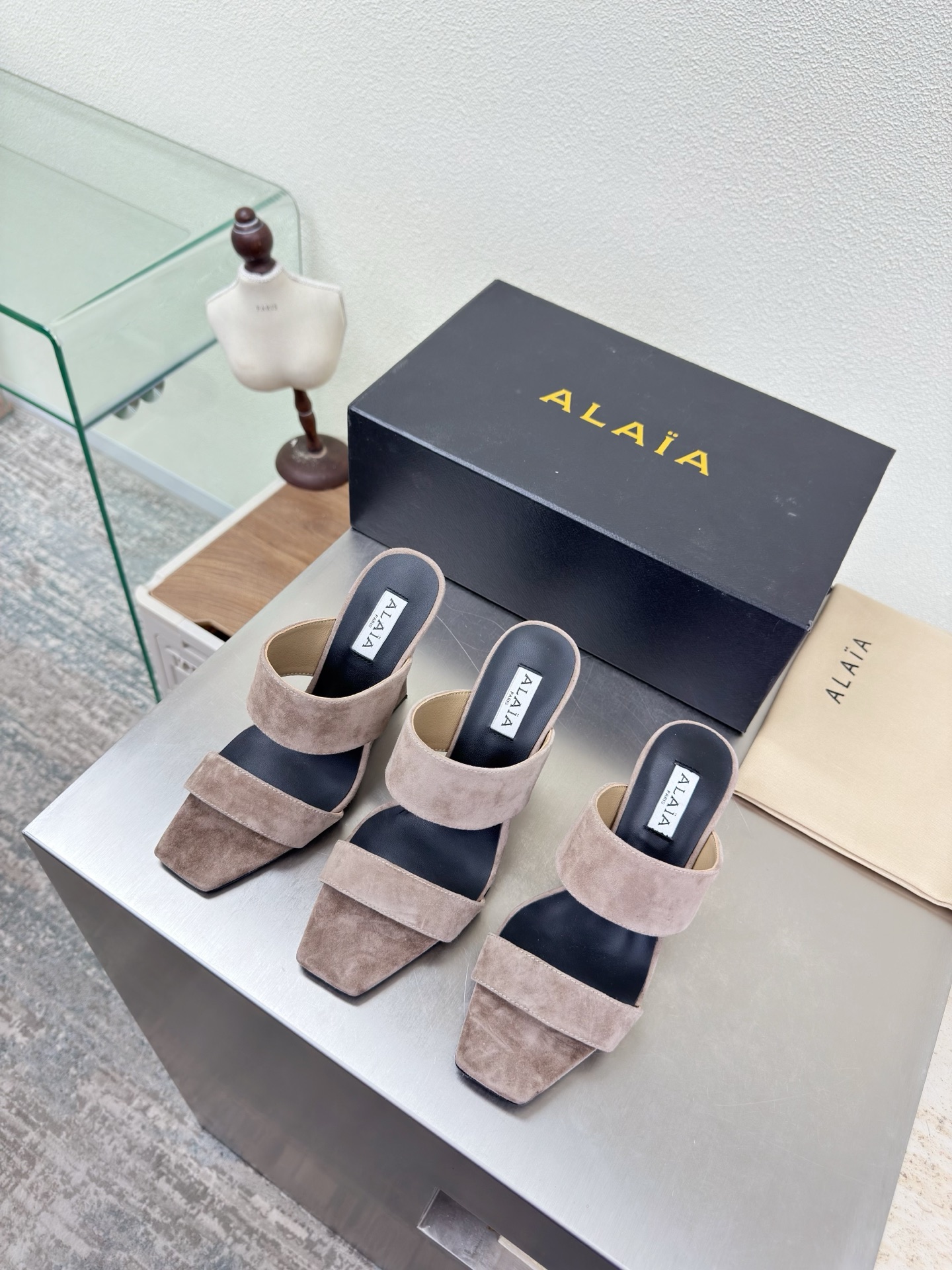 NO:750647,Square toe wedge slippers 3 height options Alaia slippers from Paris Gray sheepskin leather Love at first sight Hand-made high-end classic Alaia has another sexy side. With different styles, different styles can be easily controlled, whether jeans, suit pants, or pleated skirts, it can upgrade your outfit to fashion, elegance and excellence. Fabric Sheepsuede lining Foot pads Sheepskin outsole Italian leather outsole 35 36 37  38 39 40 41 42 (40 41 42 customized) Configure original packaging, high heels and slippers, alaia, high heels, slippers, skirts, jeans, business suit, sheepskin, Leather soles19860909方头坡跟拖鞋 3种高度选择 Alaia 拖鞋来自巴黎 灰色 羊反绒皮 一见倾心 纯手高级 经典 阿莱娅还有另外性感的一面  配上不同款式,不同风格都能轻松驾驭,无论牛仔裤,西装裤,还是百褶裙,都能将你的穿搭提升到时尚,优雅和卓越之中 面料 羊反绒皮 内里 垫脚 羊皮 大底 意大利真皮大底 35 36 37 38 39 40 41 42 (40 41 42 定制) 配置原版包装,高跟鞋拖鞋,alaia,high heels,slippers,skirts,jeans,business suit,sheepskin,Leather soles,Women's Shoes