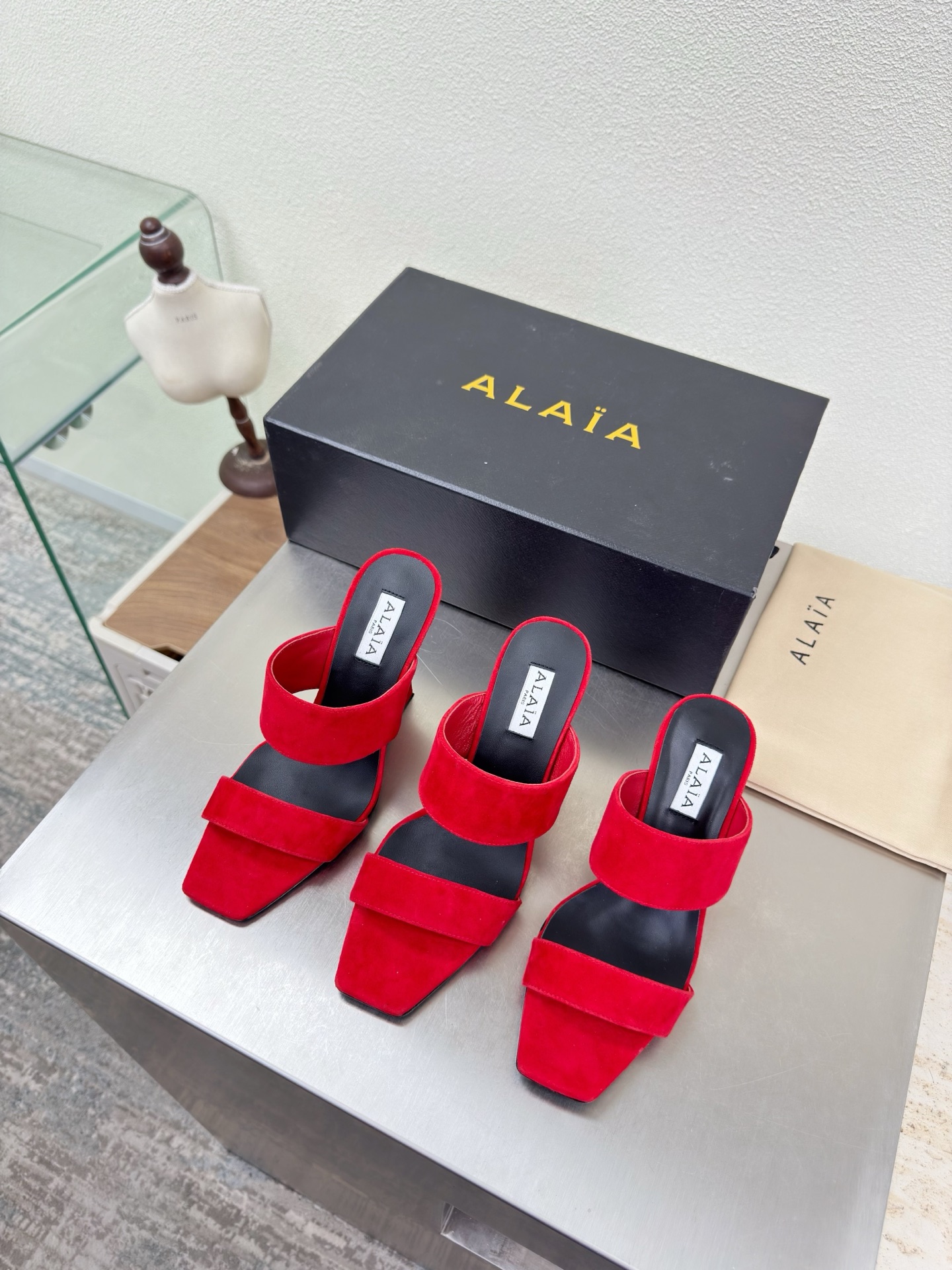 NO:750609,Square toe wedge slippers, 3 height options, Alaia slippers from Paris, red sheep suede, love at first sight, high-end, classic, Alaia has another sexy side. With different styles, different styles can be easily controlled, whether jeans, suit pants, or pleated skirts, it can upgrade your outfit to fashion, elegance and excellence. Fabric, sheep suede lining, foot pads, sheepskin outsole, Italian genuine leather outsole 35 36 37  38 39 40 41 42 (40 41 42 customized) Configure original packaging, high heels and slippers, alaia, high heels, slippers, skirts, jeans, business suit, sheepskin, Leather soles19860909方头坡跟拖鞋 3种高度选择 Alaia 拖鞋来自巴黎 红色 羊反绒皮 一见倾心 纯手高级 经典 阿莱娅还有另外性感的一面  配上不同款式,不同风格都能轻松驾驭,无论牛仔裤,西装裤,还是百褶裙,都能将你的穿搭提升到时尚,优雅和卓越之中 面料 羊反绒皮 内里 垫脚 羊皮 大底 意大利真皮大底 35 36 37 38 39 40 41 42 (40 41 42 定制) 配置原版包装,高跟鞋拖鞋,alaia,high heels,slippers,skirts,jeans,business suit,sheepskin,Leather soles,Women's Shoes