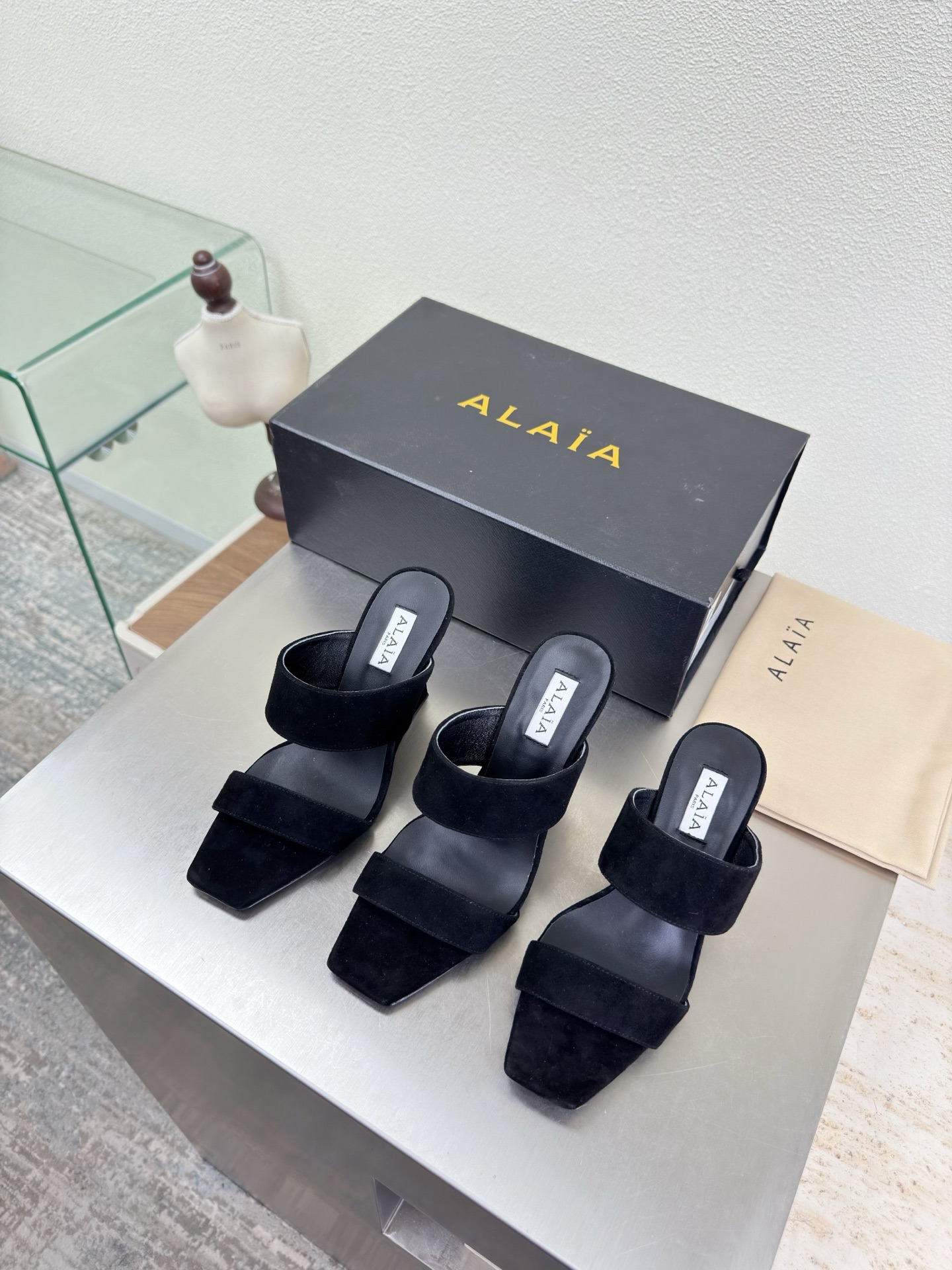 NO:750613,Square toe wedge slippers, 3 height options, Alaia slippers from Paris, black sheepskin leather, love at first sight, high-end, classic, Alaia has another sexy side. With different styles, different styles can be easily controlled, whether jeans, suit pants, or pleated skirts, it can upgrade your outfit to fashion, elegance and excellence. Fabric, sheepskin leather, lining, foot pads, sheepskin outsole, Italian genuine leather outsole 35 36 37  38 39 40 41 42 (40 41 42 customized) Configure original packaging, high heels and slippers, alaia, high heels, slippers, skirts, jeans, business suit, sheepskin, Leather soles19860909方头坡跟拖鞋 3种高度选择 Alaia 拖鞋来自巴黎 黑色 羊反绒皮 一见倾心 纯手高级 经典 阿莱娅还有另外性感的一面  配上不同款式,不同风格都能轻松驾驭,无论牛仔裤,西装裤,还是百褶裙,都能将你的穿搭提升到时尚,优雅和卓越之中 面料 羊反绒皮 内里 垫脚 羊皮 大底 意大利真皮大底 35 36 37 38 39 40 41 42 (40 41 42 定制) 配置原版包装,高跟鞋拖鞋,alaia,high heels,slippers,skirts,jeans,business suit,sheepskin,Leather soles,Women's Shoes