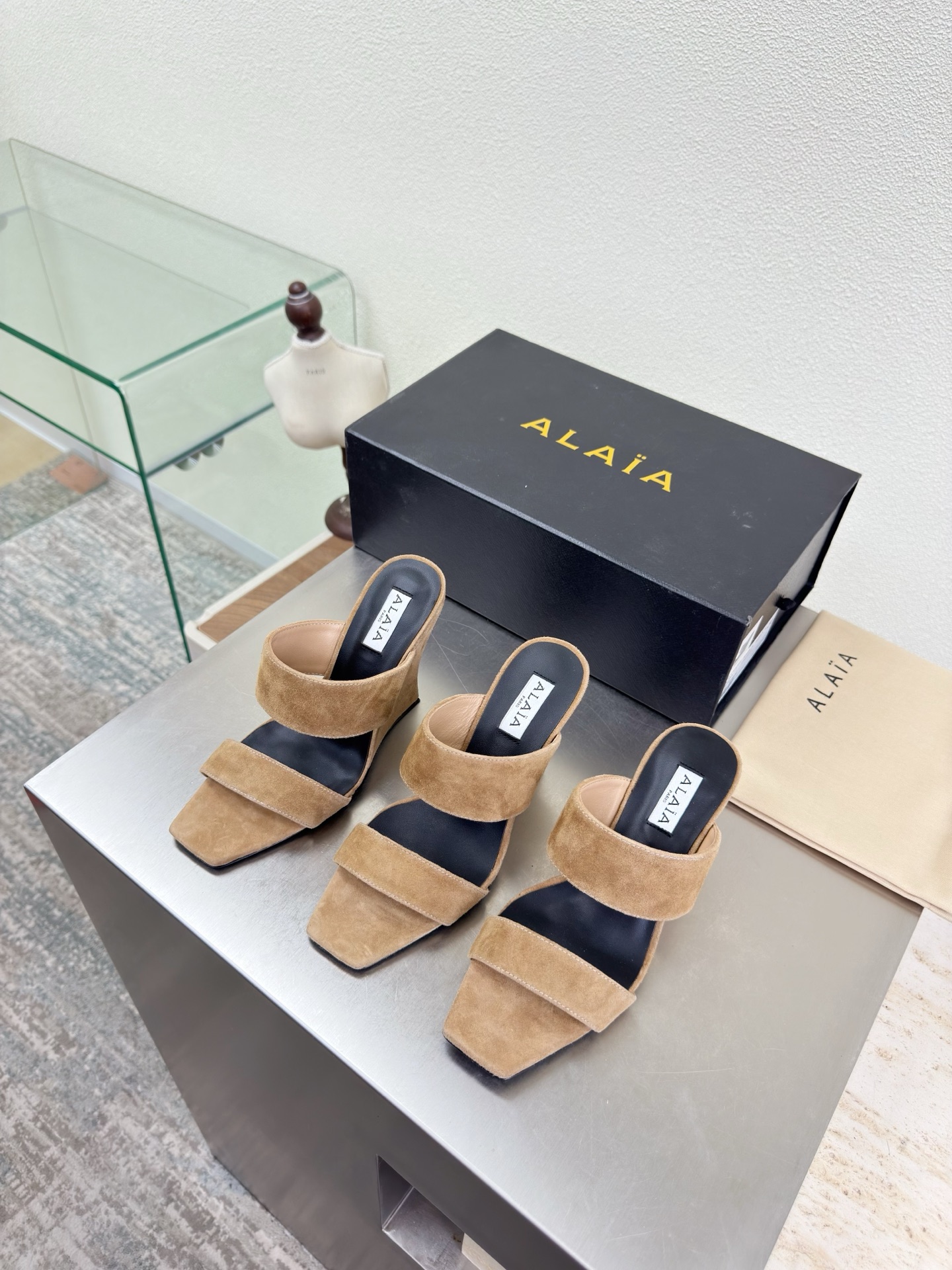 NO:750617,Square toe wedge slippers, 3 height options, Alaia slippers from Paris, apricot color, sheep suede, fall in love at first sight, high-end, classic, Alaia has another sexy side. With different styles, different styles can be easily controlled, whether jeans, suit pants, or pleated skirts, it can upgrade your outfit to fashion, elegance and excellence. Fabric, sheep suede lining, foot pads, sheepskin outsole, Italian genuine leather outsole 35 36 37  38 39 40 41 42 (40 41 42 customized) Configure original packaging, high heels and slippers, alaia, high heels, slippers, skirts, jeans, business suit, sheepskin, Leather soles19860909方头坡跟拖鞋 3种高度选择 Alaia 拖鞋来自巴黎 杏色 羊反绒皮 一见倾心 纯手高级 经典 阿莱娅还有另外性感的一面  配上不同款式,不同风格都能轻松驾驭,无论牛仔裤,西装裤,还是百褶裙,都能将你的穿搭提升到时尚,优雅和卓越之中 面料 羊反绒皮 内里 垫脚 羊皮 大底 意大利真皮大底 35 36 37 38 39 40 41 42 (40 41 42 定制) 配置原版包装,高跟鞋拖鞋,alaia,high heels,slippers,skirts,jeans,business suit,sheepskin,Leather soles,Women's Shoes