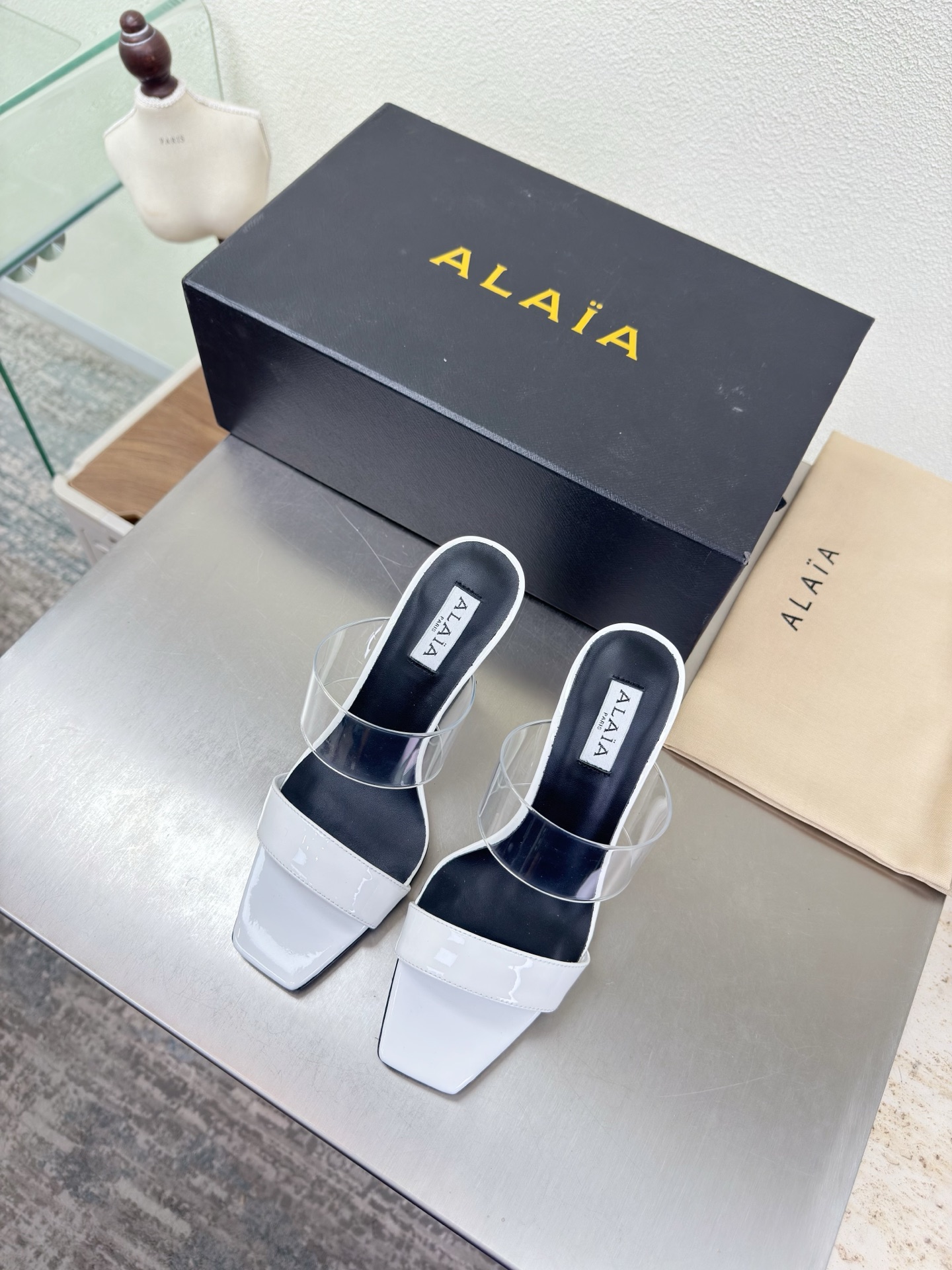 NO:750624,Square-toe wedge slippers. Transparent film adds to the sexy beauty. Alaia slippers are from Paris. Transparent film is paired with white calf patent leather. Love it at first sight. Purely hand-made, high-end and classic. Alaia has another sexy side. Paired with different styles, different styles can be easily controlled. Whether jeans, suit pants, or pleated skirts, it can enhance your outfit to fashion, elegance and excellence. Fabric Transparent film with calf patent leather Lining Feet Sheepskin outsole  Italian leather outsole 35 36 37 38 39 40 41 42 (40 41 42 customized) equipped with original packaging, high heels and slippers, alaia, high heels, slippers, skirts, jeans, business suit, sheepskin, Leather soles19860909方头坡跟拖鞋 透明胶片更显性感之美 Alaia 拖鞋来自巴黎 透明胶片搭配白色小牛漆皮 一见倾心  纯手高级 经典 阿莱娅还有另外性感的一面  配上不同款式,不同风格都能轻松驾驭,无论牛仔裤,西装裤,还是百褶裙,都能将你的穿搭提升到时尚,优雅和卓越之中 面料 透明胶片 搭配 小牛漆皮 内里 垫脚 羊皮 大底 意大利真皮大底 35 36 37 38 39 40 41 42 (40 41 42 定制) 配置原版包装,高跟鞋拖鞋,alaia,high heels,slippers,skirts,jeans,business suit,sheepskin,Leather soles,Women's Shoes