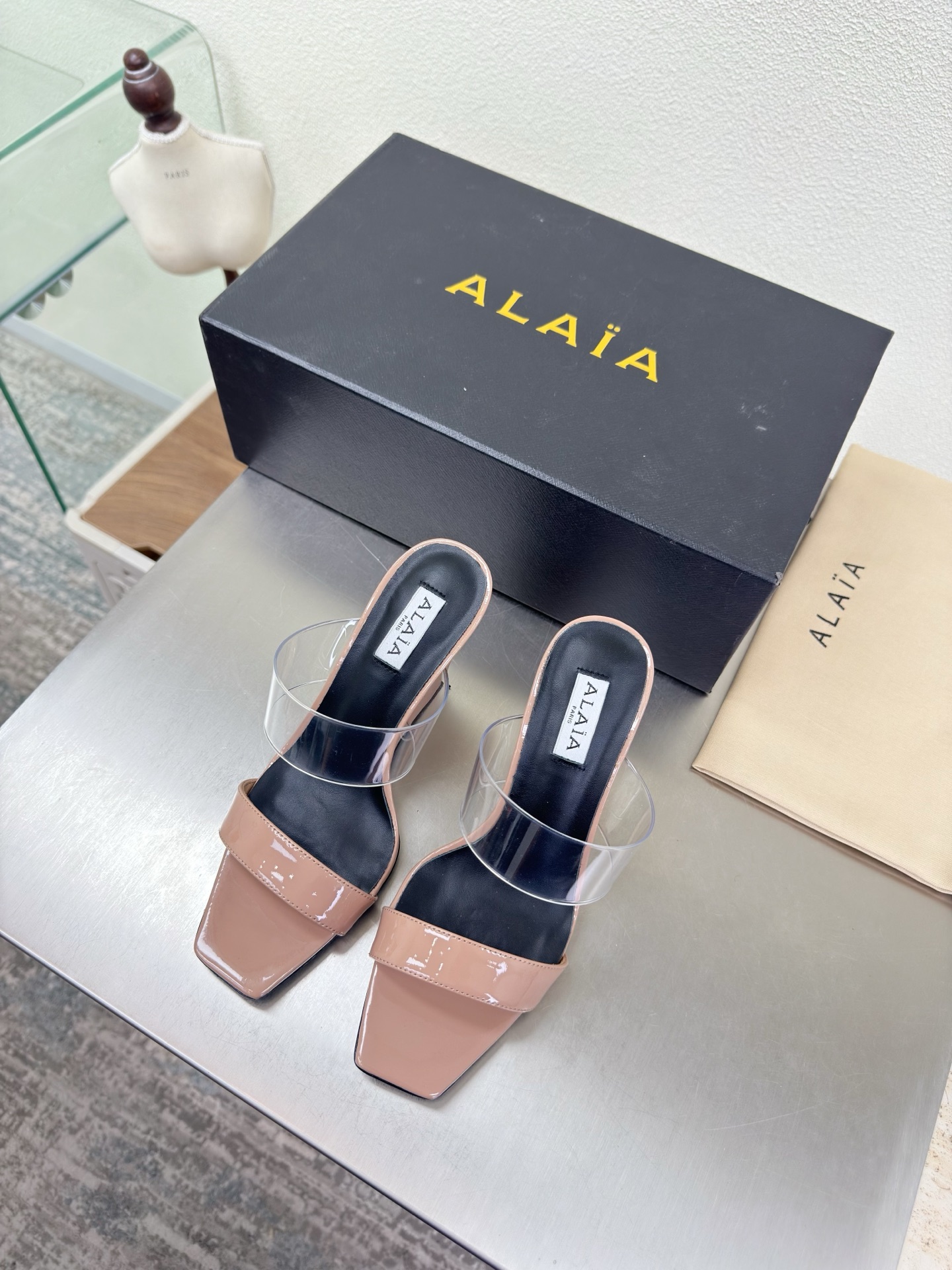 NO:750628,Square-toe wedge-heeled slippers. Transparency film adds to the sexy beauty. Alaia slippers are from Paris. Transparency film is paired with apricot calf patent leather. Love it at first sight. Pure hand-made high-end classic. Alaia has another sexy side. Paired with different styles, different styles can be easily controlled. Whether it is jeans, suit pants or pleated skirts, it can enhance your outfit to fashion, elegance and excellence. Fabric Transparent film with calf patent leather Lining Feet Sheepskin outsole  Italian leather outsole 35 36 37 38 39 40 41 42 (40 41 42 customized) equipped with original packaging, high heels and slippers, alaia, high heels, slippers, skirts, jeans, business suit, sheepskin, Leather soles19860909方头坡跟拖鞋 透明胶片更显性感之美 Alaia 拖鞋来自巴黎 透明胶片搭配杏色小牛漆皮 一见倾心  纯手高级 经典 阿莱娅还有另外性感的一面  配上不同款式,不同风格都能轻松驾驭,无论牛仔裤,西装裤,还是百褶裙,都能将你的穿搭提升到时尚,优雅和卓越之中 面料 透明胶片 搭配 小牛漆皮 内里 垫脚 羊皮 大底 意大利真皮大底 35 36 37 38 39 40 41 42 (40 41 42 定制) 配置原版包装,高跟鞋拖鞋,alaia,high heels,slippers,skirts,jeans,business suit,sheepskin,Leather soles,Women's Shoes