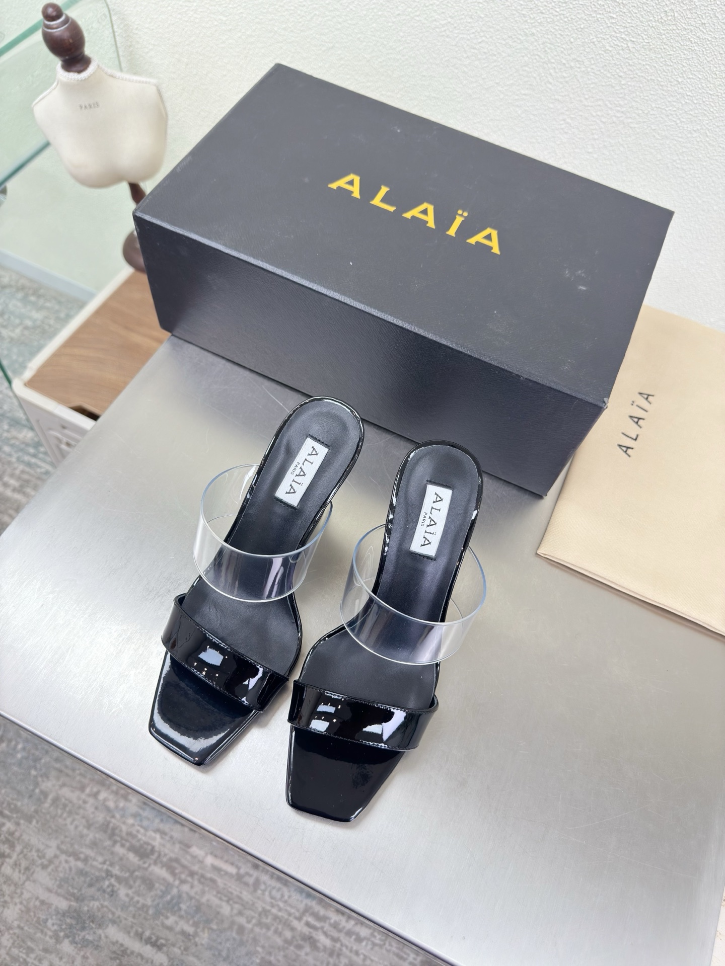 NO:750632,Square toe wedge slippers. Transparency film adds to the sexy beauty. Alaia slippers are from Paris. Transparency film is paired with black calf patent leather. Love it at first sight. Purely hand-made, high-end and classic. Alaia has another sexy side. Paired with different styles, different styles can be easily controlled. Whether jeans, suit pants, or pleated skirts, it can enhance your outfit to fashion, elegance and excellence. Fabric Transparency film with calf patent leather Lining Feet Sheepskin outsole  Italian leather outsole 35 36 37 38 39 40 41 42 (40 41 42 customized) equipped with original packaging, high heels and slippers, alaia, high heels, slippers, skirts, jeans, business suit, sheepskin, Leather soles19860909方头坡跟拖鞋 透明胶片更显性感之美 Alaia 拖鞋来自巴黎 透明胶片搭配黑色小牛漆皮 一见倾心  纯手高级 经典 阿莱娅还有另外性感的一面  配上不同款式,不同风格都能轻松驾驭,无论牛仔裤,西装裤,还是百褶裙,都能将你的穿搭提升到时尚,优雅和卓越之中 面料 透明胶片 搭配 小牛漆皮 内里 垫脚 羊皮 大底 意大利真皮大底 35 36 37 38 39 40 41 42 (40 41 42 定制) 配置原版包装,高跟鞋拖鞋,alaia,high heels,slippers,skirts,jeans,business suit,sheepskin,Leather soles,Women's Shoes