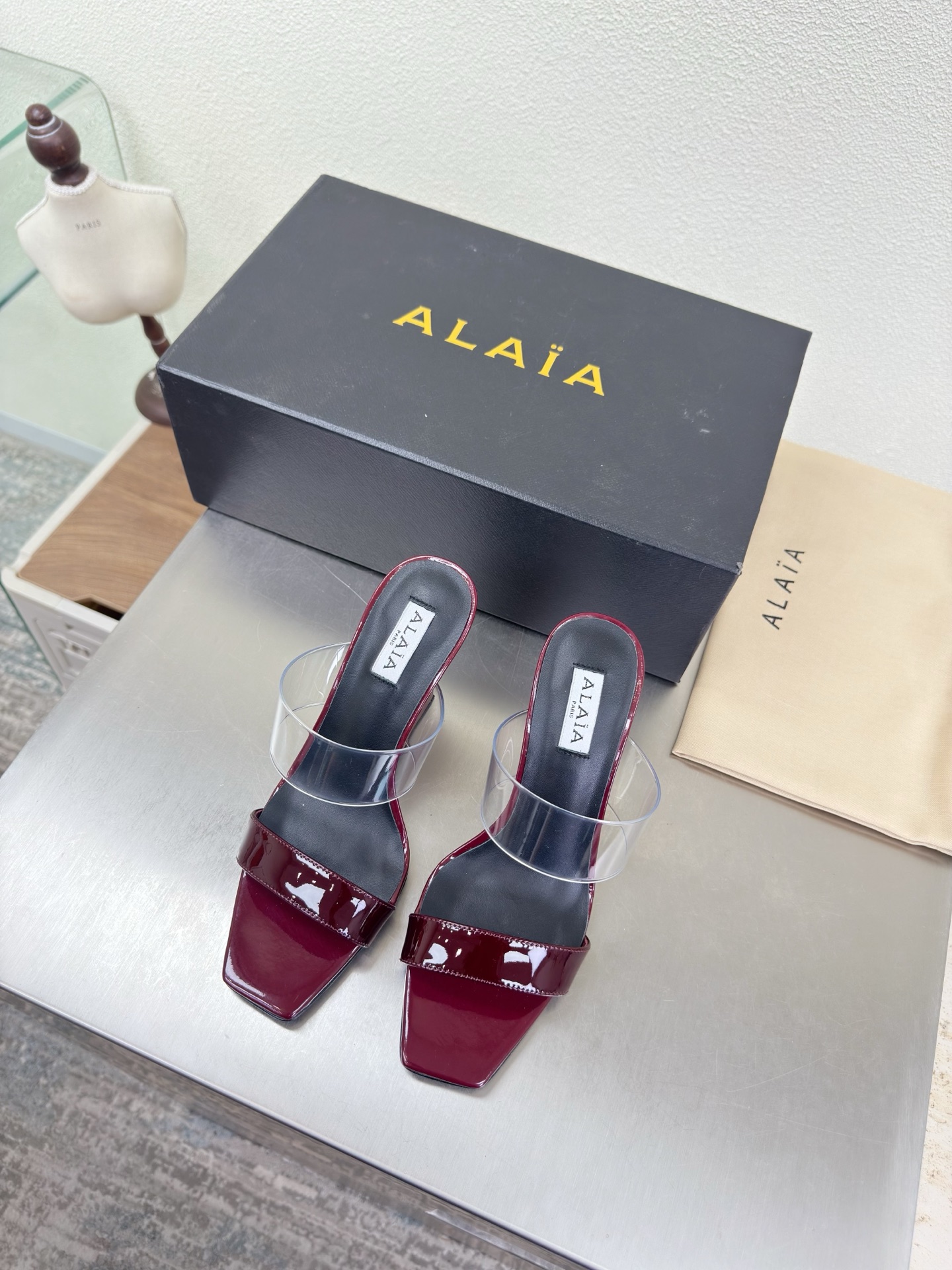NO:750637,Square-toe wedge slippers. Transparency film adds to the sexy beauty. Alaia slippers are from Paris. Transparency film is paired with burgundy calf patent leather. Love it at first sight. Pure hand-made high-end classic. Alaia has another sexy side. Paired with different styles, different styles can be easily controlled. Whether jeans, suit pants, or pleated skirts, it can upgrade your outfit to fashion, elegance and excellence. Fabric Transparency film with calf patent leather Lining Feet Sheepskin outsole  Italian leather outsole 35 36 37 38 39 40 41 42 (40 41 42 customized) equipped with original packaging, high heels and slippers, alaia, high heels, slippers, skirts, jeans, business suit, sheepskin, Leather soles19860909方头坡跟拖鞋 透明胶片更显性感之美 Alaia 拖鞋来自巴黎 透明胶片搭配酒红小牛漆皮 一见倾心  纯手高级 经典 阿莱娅还有另外性感的一面  配上不同款式,不同风格都能轻松驾驭,无论牛仔裤,西装裤,还是百褶裙,都能将你的穿搭提升到时尚,优雅和卓越之中 面料 透明胶片 搭配 小牛漆皮 内里 垫脚 羊皮 大底 意大利真皮大底 35 36 37 38 39 40 41 42 (40 41 42 定制) 配置原版包装,高跟鞋拖鞋,alaia,high heels,slippers,skirts,jeans,business suit,sheepskin,Leather soles,Women's Shoes