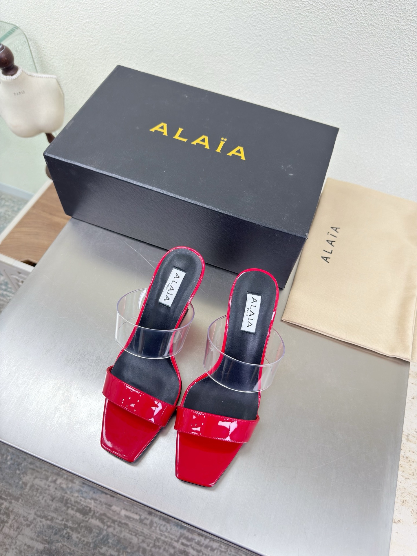 NO:750642,Square-toe wedge slippers. Transparency film adds to the sexy beauty. Alaia slippers are from Paris. Transparency film is paired with red calf patent leather. Love it at first sight. Hand-made high-end classic. Alaia has another sexy side. Paired with different styles, different styles can be easily controlled. Whether it is jeans, suit pants or pleated skirts, it can enhance your outfit to fashion, elegance and excellence. Fabric Transparency film with calf patent leather Lining Feet Sheepskin outsole  Italian leather outsole 35 36 37 38 39 40 41 42 (40 41 42 customized) equipped with original packaging, high heels and slippers, alaia, high heels, slippers, skirts, jeans, business suit, sheepskin, Leather soles19860909方头坡跟拖鞋 透明胶片更显性感之美 Alaia 拖鞋来自巴黎 透明胶片搭配红色小牛漆皮 一见倾心  纯手高级 经典 阿莱娅还有另外性感的一面  配上不同款式,不同风格都能轻松驾驭,无论牛仔裤,西装裤,还是百褶裙,都能将你的穿搭提升到时尚,优雅和卓越之中 面料 透明胶片 搭配 小牛漆皮 内里 垫脚 羊皮 大底 意大利真皮大底 35 36 37 38 39 40 41 42 (40 41 42 定制) 配置原版包装,高跟鞋拖鞋,alaia,high heels,slippers,skirts,jeans,business suit,sheepskin,Leather soles,Women's Shoes