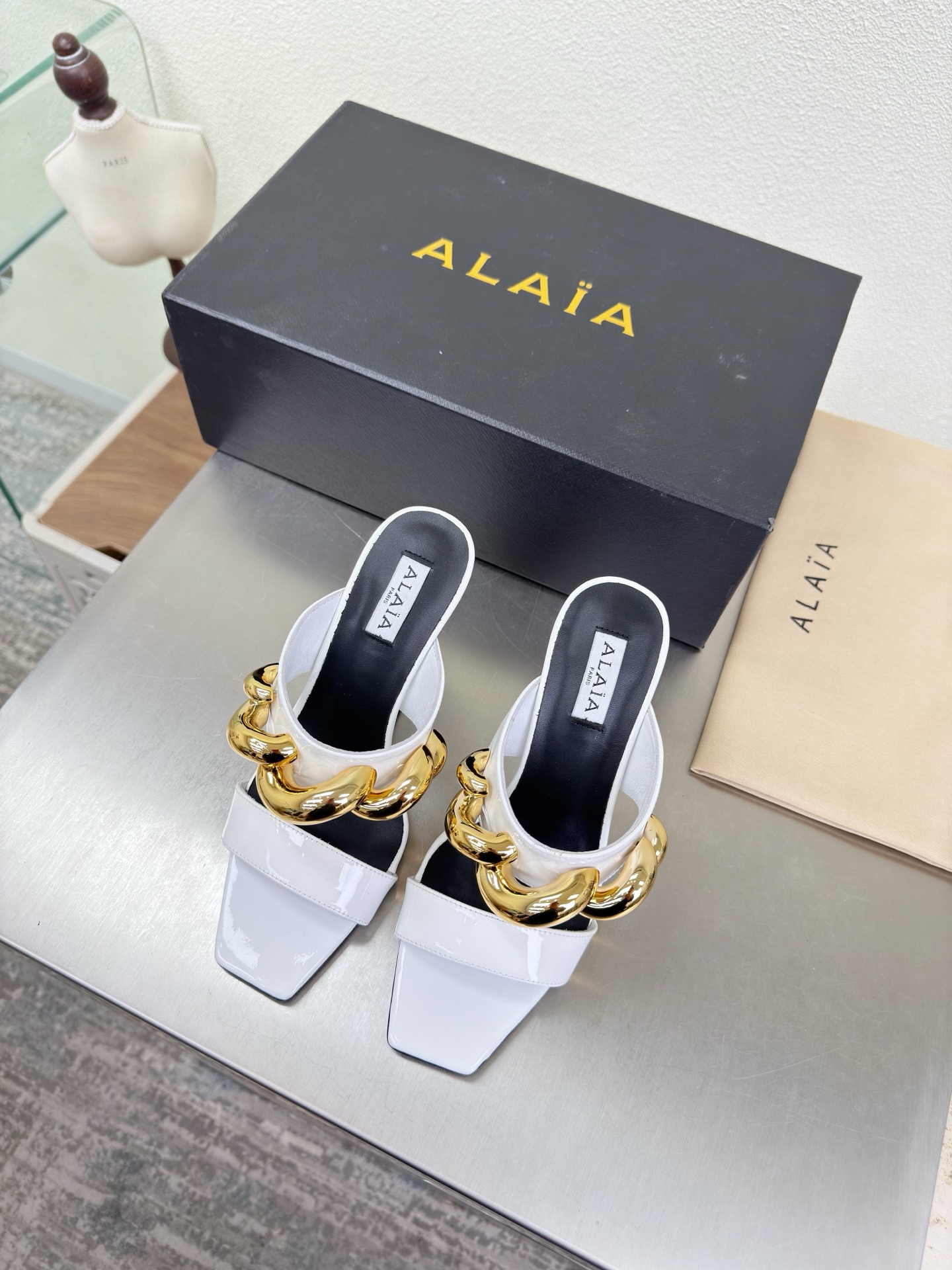 NO:750590,Gilt hardware accessories, square-toe wedge slippers Alaia slippers from Paris, transparent film with white calf patent leather, love at first sight, pure hand-made high-end classic, Alaia has another sexy side. With different styles, different styles can be easily controlled, whether jeans, suit pants, or pleated skirts, it can upgrade your outfit to fashion, elegance and excellence. Fabric: Transparent film with calf patent leather, lining, feet, sheepskin outsole  Italian leather outsole 35 36 37 38 39 40 41 42 (40 41 42 customized) equipped with original packaging, high heels and slippers, alaia, high heels, slippers, skirts, jeans, business suit, sheepskin, Leather soles19860909鎏金五金配饰 方头坡跟拖鞋 Alaia 拖鞋来自巴黎 透明胶片搭配白色小牛漆皮 一见倾心  纯手高级 经典 阿莱娅还有另外性感的一面  配上不同款式,不同风格都能轻松驾驭,无论牛仔裤,西装裤,还是百褶裙,都能将你的穿搭提升到时尚,优雅和卓越之中 面料 透明胶片 搭配 小牛漆皮 内里 垫脚 羊皮 大底 意大利真皮大底 35 36 37 38 39 40 41 42 (40 41 42 定制) 配置原版包装,高跟鞋拖鞋,alaia,high heels,slippers,skirts,jeans,business suit,sheepskin,Leather soles,Women's Shoes