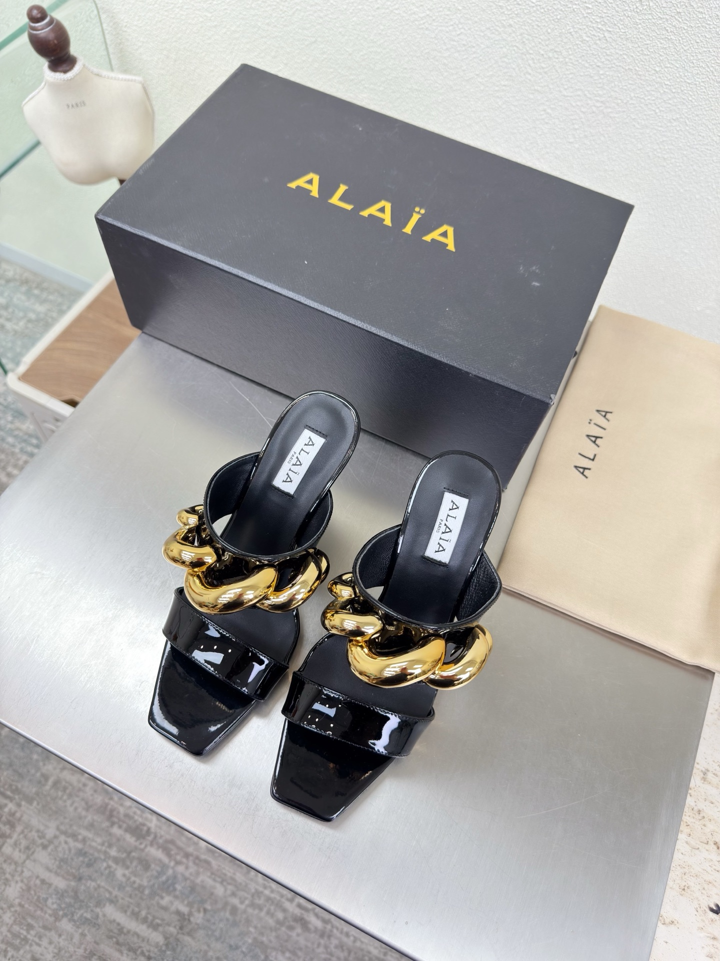 NO:750595,Gilt hardware accessories, square-toe wedge slippers Alaia slippers from Paris, transparent film with black calf patent leather, love at first sight, pure hand-made high-end classic, Alaia has another sexy side. With different styles, different styles can be easily controlled, whether jeans, suit pants, or pleated skirts, it can upgrade your outfit to fashion, elegance and excellence. Fabric, transparent film, with calf patent leather, lining, feet, sheepskin outsole  Italian leather outsole 35 36 37 38 39 40 41 42 (40 41 42 customized) equipped with original packaging, high heels and slippers, alaia, high heels, slippers, skirts, jeans, business suit, sheepskin, Leather soles19860909鎏金五金配饰 方头坡跟拖鞋 Alaia 拖鞋来自巴黎 透明胶片搭配黑色小牛漆皮 一见倾心  纯手高级 经典 阿莱娅还有另外性感的一面  配上不同款式,不同风格都能轻松驾驭,无论牛仔裤,西装裤,还是百褶裙,都能将你的穿搭提升到时尚,优雅和卓越之中 面料 透明胶片 搭配 小牛漆皮 内里 垫脚 羊皮 大底 意大利真皮大底 35 36 37 38 39 40 41 42 (40 41 42 定制) 配置原版包装,高跟鞋拖鞋,alaia,high heels,slippers,skirts,jeans,business suit,sheepskin,Leather soles,Women's Shoes