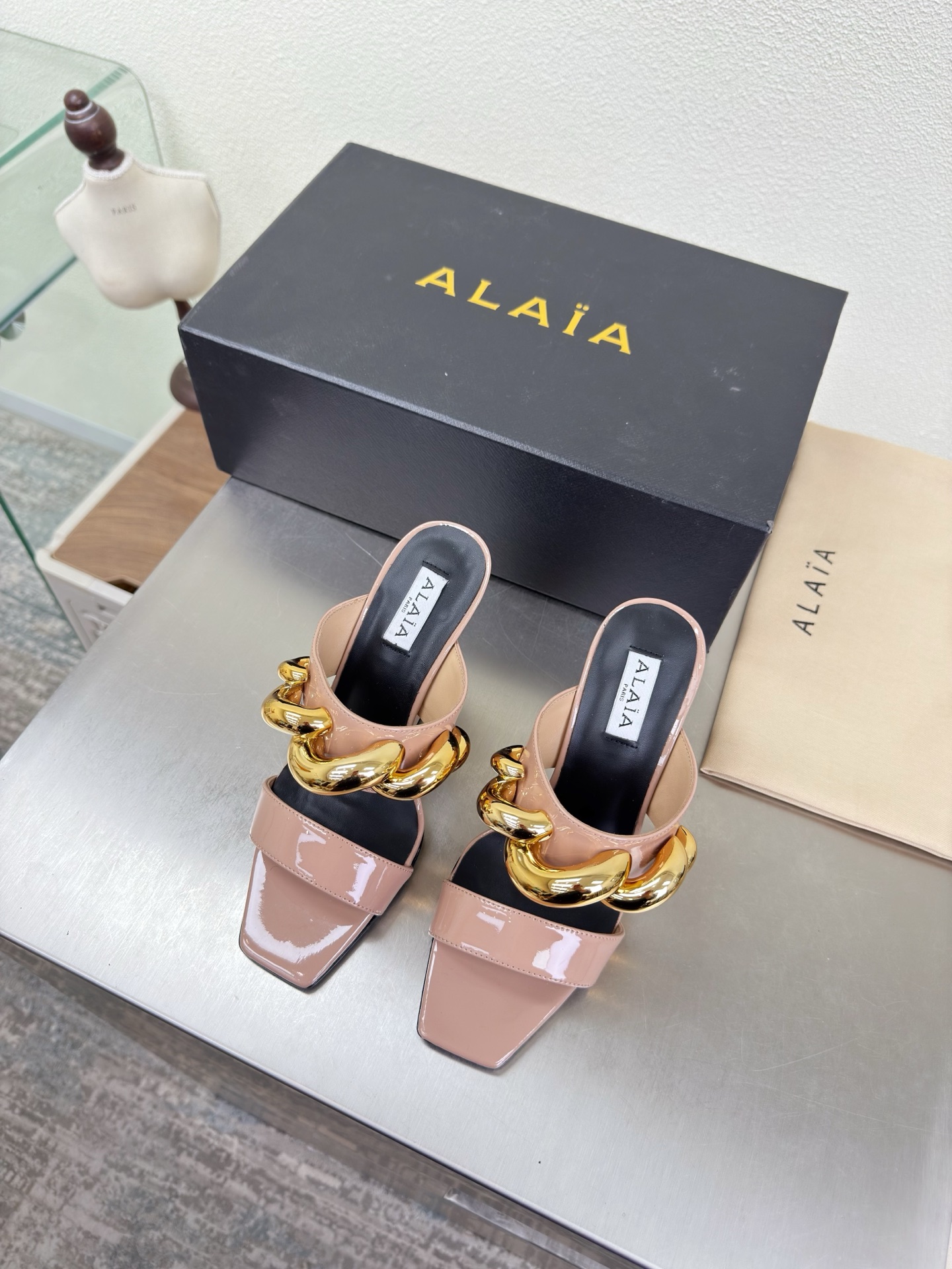 NO:750600,Gilt hardware accessories, square-toe wedge slippers Alaia slippers from Paris, transparent film with apricot calf patent leather, love at first sight, pure hand-made high-end classic, Alaia has another sexy side. Paired with different styles, different styles can be easily controlled, whether jeans, suit pants, or pleated skirts, it can upgrade your outfit to fashion, elegance and excellence. Fabric, transparent film, with calf patent leather, lining, feet, sheepskin outsole  Italian leather outsole 35 36 37 38 39 40 41 42 (40 41 42 customized) equipped with original packaging, high heels and slippers, alaia, high heels, slippers, skirts, jeans, business suit, sheepskin, Leather soles19860909鎏金五金配饰 方头坡跟拖鞋 Alaia 拖鞋来自巴黎 透明胶片搭配杏色小牛漆皮 一见倾心  纯手高级 经典 阿莱娅还有另外性感的一面  配上不同款式,不同风格都能轻松驾驭,无论牛仔裤,西装裤,还是百褶裙,都能将你的穿搭提升到时尚,优雅和卓越之中 面料 透明胶片 搭配 小牛漆皮 内里 垫脚 羊皮 大底 意大利真皮大底 35 36 37 38 39 40 41 42 (40 41 42 定制) 配置原版包装,高跟鞋拖鞋,alaia,high heels,slippers,skirts,jeans,business suit,sheepskin,Leather soles,Women's Shoes
