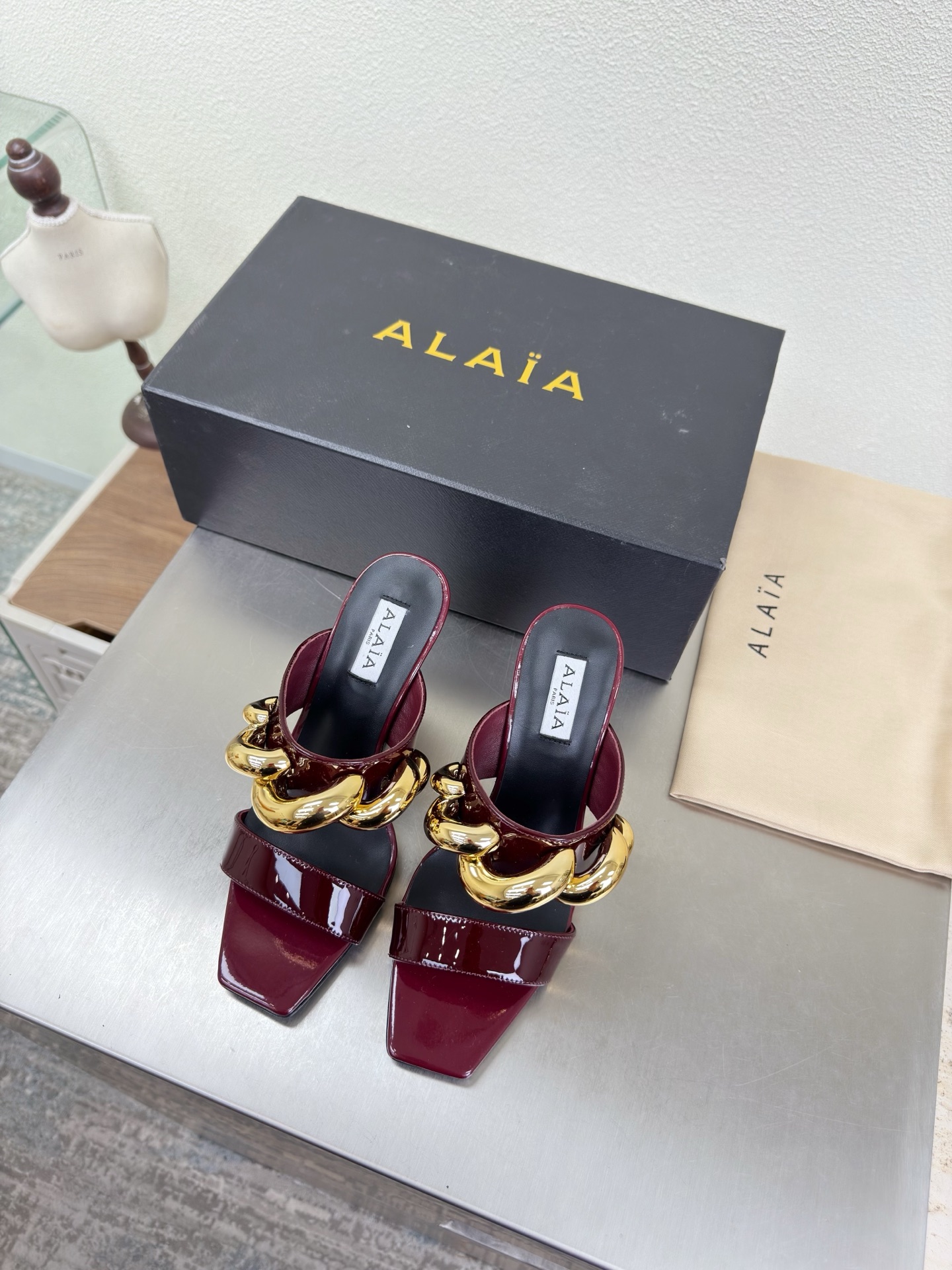 NO:750605,Gilt hardware accessories, square-toe wedge slippers Alaia slippers from Paris, transparent film with burgundy calf patent leather, love at first sight, pure hand-made high-end classic, Alaia has another sexy side. Paired with different styles, different styles can be easily controlled, whether jeans, suit pants, or pleated skirts, it can upgrade your outfit to fashion, elegance and excellence. Fabric, transparent film, with calf patent leather, lining, feet, sheepskin outsole  Italian leather outsole 35 36 37 38 39 40 41 42 (40 41 42 customized) equipped with original packaging, high heels and slippers, alaia, high heels, slippers, skirts, jeans, business suit, sheepskin, Leather soles19860909鎏金五金配饰 方头坡跟拖鞋 Alaia 拖鞋来自巴黎 透明胶片搭配酒红色小牛漆皮 一见倾心  纯手高级 经典 阿莱娅还有另外性感的一面  配上不同款式,不同风格都能轻松驾驭,无论牛仔裤,西装裤,还是百褶裙,都能将你的穿搭提升到时尚,优雅和卓越之中 面料 透明胶片 搭配 小牛漆皮 内里 垫脚 羊皮 大底 意大利真皮大底 35 36 37 38 39 40 41 42 (40 41 42 定制) 配置原版包装,高跟鞋拖鞋,alaia,high heels,slippers,skirts,jeans,business suit,sheepskin,Leather soles,Women's Shoes