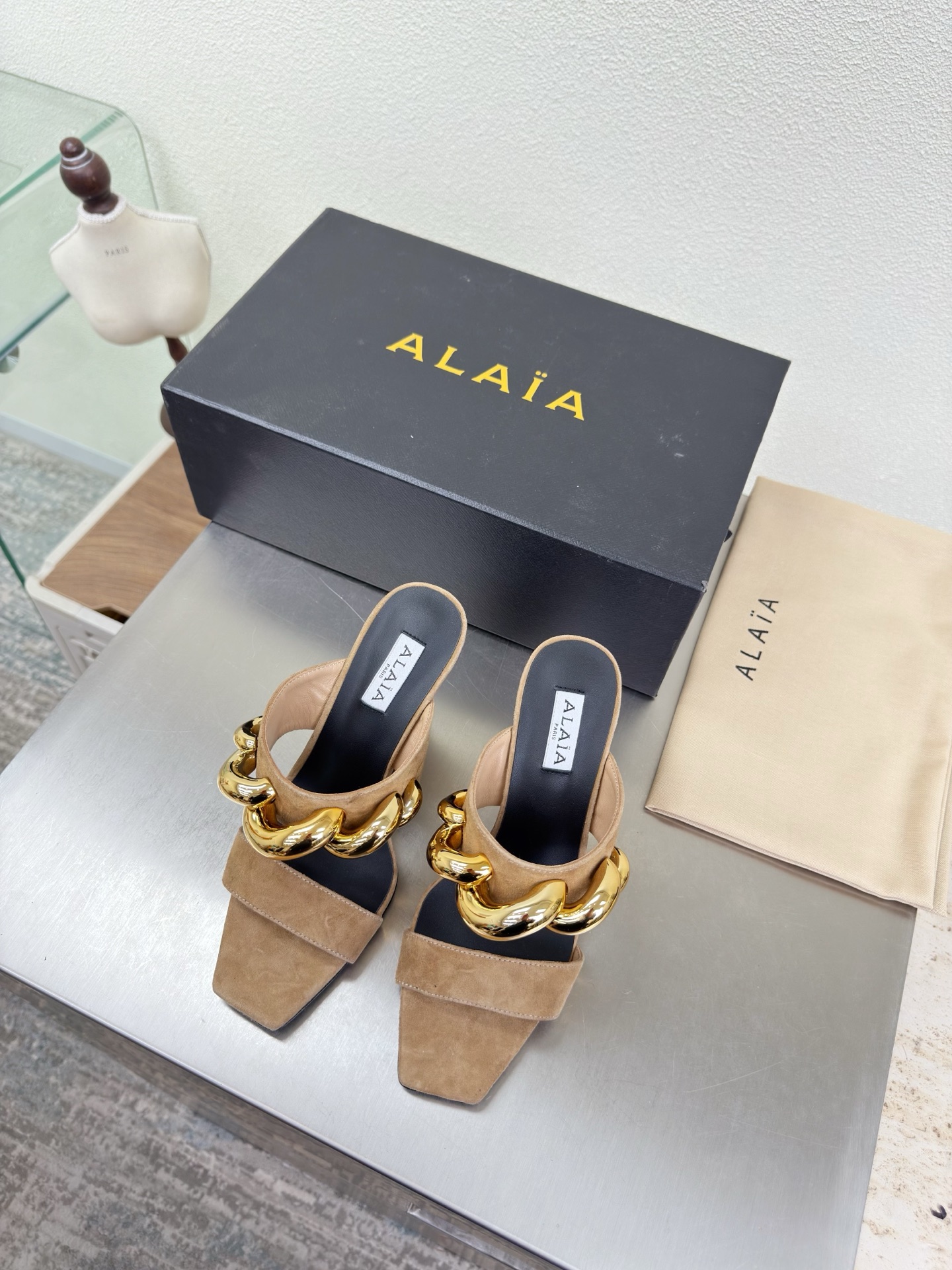 NO:750608,Gilt hardware accessories, square toe wedge slippers Alaia slippers from Paris, apricot sheep suede, love at first sight, hand-made high-end, classic, Alaia has another sexy side. Paired with different styles, different styles can be easily controlled, whether jeans, suit pants, or pleated skirts, it can upgrade your outfit to fashion, elegance and excellence. Fabric: Sheep suede lining Foot pads Sheepskin outsole Italian leather outsole 35 36  37 38 39 40 41 42 (40 41 42 customized) Configuration original packaging, high heels and slippers, alaia, high heels, slippers, skirts, jeans, business suit, sheepskin, Leather soles19860909鎏金五金配饰 方头坡跟拖鞋 Alaia 拖鞋来自巴黎 杏色羊反绒皮 一见倾心  纯手高级 经典 阿莱娅还有另外性感的一面  配上不同款式,不同风格都能轻松驾驭,无论牛仔裤,西装裤,还是百褶裙,都能将你的穿搭提升到时尚,优雅和卓越之中 面料 羊反绒皮 内里 垫脚 羊皮 大底 意大利真皮大底 35 36 37 38 39 40 41 42 (40 41 42 定制) 配置原版包装,高跟鞋拖鞋,alaia,high heels,slippers,skirts,jeans,business suit,sheepskin,Leather soles,Women's Shoes