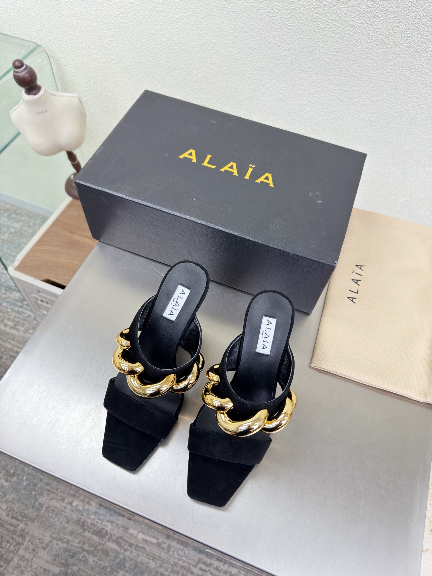 NO:750612,Gilt hardware accessories Square-toe wedge slippers Alaia slippers from Paris Black sheep suede leather Love at first sight Hand-made high-end classic Alaia has another sexy side. With different styles, different styles can be easily controlled, whether jeans, suit pants, or pleated skirts, it can upgrade your outfit to fashion, elegance and excellence. Fabric Sheep suede lining Foot pads Sheepskin outsole Italian leather outsole 35 36 37  38 39 40 41 42 (40 41 42 customized) Configure original packaging, high heels and slippers, alaia, high heels, slippers, skirts, jeans, business suit, sheepskin, Leather soles19860909鎏金五金配饰 方头坡跟拖鞋 Alaia 拖鞋来自巴黎 黑色羊反绒皮 一见倾心  纯手高级 经典 阿莱娅还有另外性感的一面  配上不同款式,不同风格都能轻松驾驭,无论牛仔裤,西装裤,还是百褶裙,都能将你的穿搭提升到时尚,优雅和卓越之中 面料 羊反绒皮 内里 垫脚 羊皮 大底 意大利真皮大底 35 36 37 38 39 40 41 42 (40 41 42 定制) 配置原版包装,高跟鞋拖鞋,alaia,high heels,slippers,skirts,jeans,business suit,sheepskin,Leather soles,Women's Shoes