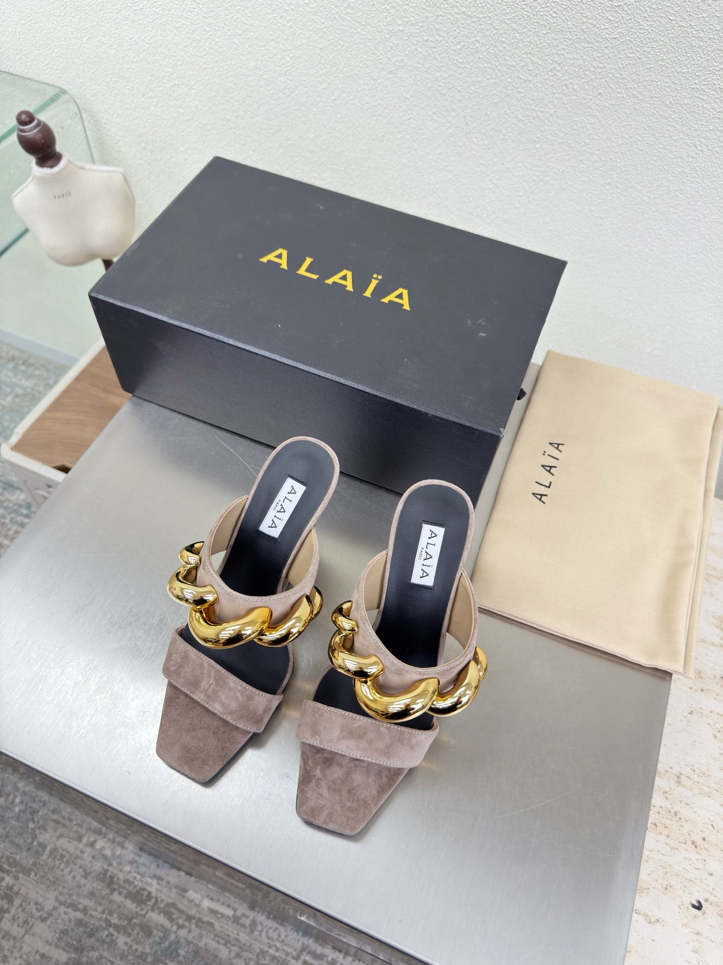 NO:750616,Gilt hardware accessories Square-toe wedge slippers Alaia slippers from Paris Gray sheep suede leather Love at first sight Hand-made high-end classic Alaia has another sexy side. Paired with different styles, different styles can be easily controlled, whether jeans, suit pants, or pleated skirts, it can upgrade your outfit to fashion, elegance and excellence. Fabric Sheep suede lining Feet Sheepskin outsole Italian leather outsole 35 36 37  38 39 40 41 42 (40 41 42 customized) Configure original packaging, high heels and slippers, alaia, high heels, slippers, skirts, jeans, business suit, sheepskin, Leather soles19860909鎏金五金配饰 方头坡跟拖鞋 Alaia 拖鞋来自巴黎 灰色羊反绒皮 一见倾心  纯手高级 经典 阿莱娅还有另外性感的一面  配上不同款式,不同风格都能轻松驾驭,无论牛仔裤,西装裤,还是百褶裙,都能将你的穿搭提升到时尚,优雅和卓越之中 面料 羊反绒皮 内里 垫脚 羊皮 大底 意大利真皮大底 35 36 37 38 39 40 41 42 (40 41 42 定制) 配置原版包装,高跟鞋拖鞋,alaia,high heels,slippers,skirts,jeans,business suit,sheepskin,Leather soles,Women's Shoes