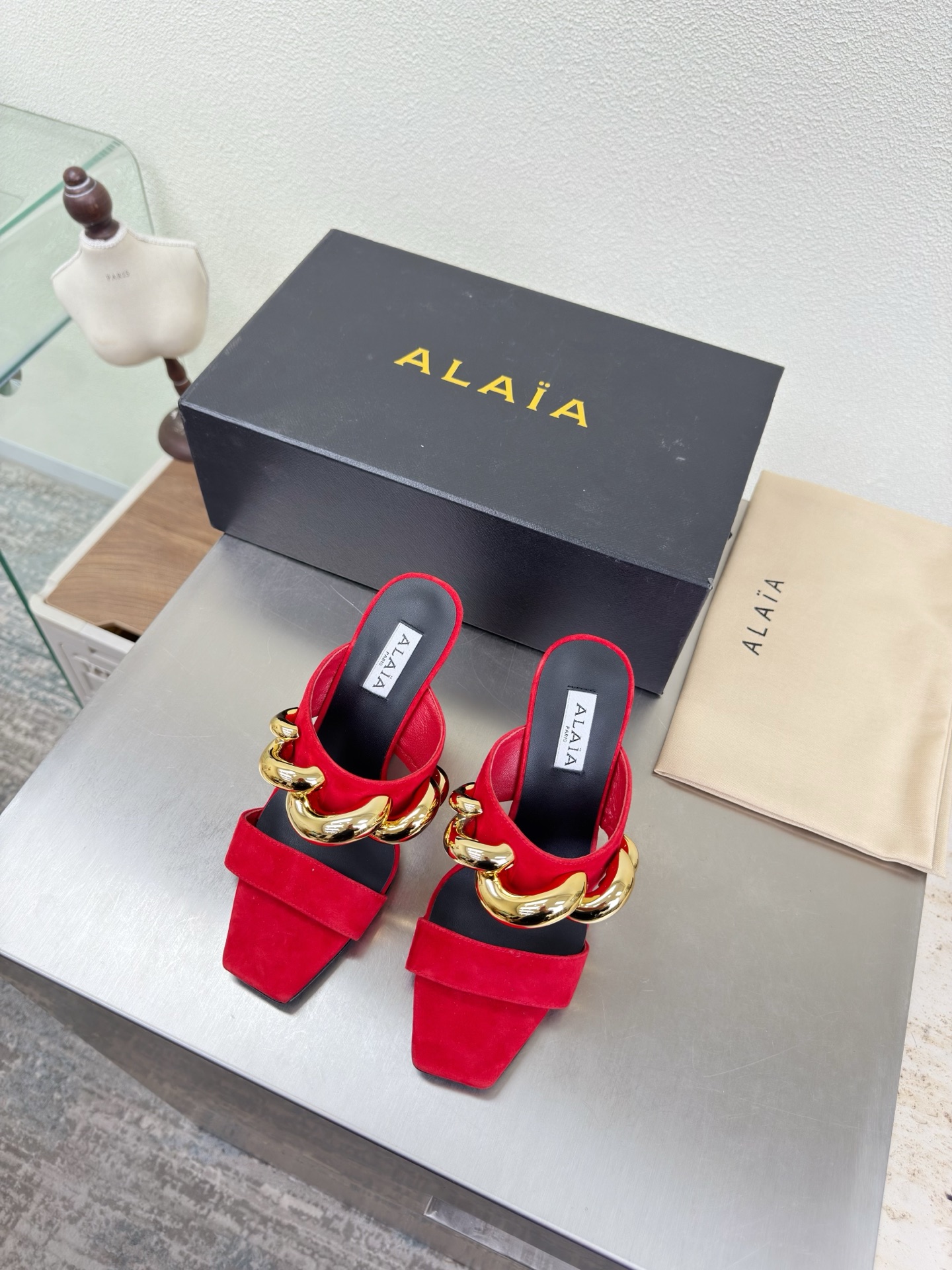 NO:750620,Gilt hardware accessories Square toe wedge slippers Alaia slippers from Paris Red sheep suede leather Love at first sight Hand-made high-end classic Alaia has another sexy side. Paired with different styles, different styles can be easily controlled, whether jeans, suit pants, or pleated skirts, it can upgrade your outfit to fashion, elegance and excellence. Fabric Sheep suede lining Foot pads Sheepskin outsole Italian leather outsole 35 36 37  38 39 40 41 42 (40 41 42 customized) Configure original packaging, high heels and slippers, alaia, high heels, slippers, skirts, jeans, business suit, sheepskin, Leather soles19860909鎏金五金配饰 方头坡跟拖鞋 Alaia 拖鞋来自巴黎 红色羊反绒皮 一见倾心  纯手高级 经典 阿莱娅还有另外性感的一面  配上不同款式,不同风格都能轻松驾驭,无论牛仔裤,西装裤,还是百褶裙,都能将你的穿搭提升到时尚,优雅和卓越之中 面料 羊反绒皮 内里 垫脚 羊皮 大底 意大利真皮大底 35 36 37 38 39 40 41 42 (40 41 42 定制) 配置原版包装,高跟鞋拖鞋,alaia,high heels,slippers,skirts,jeans,business suit,sheepskin,Leather soles,Women's Shoes