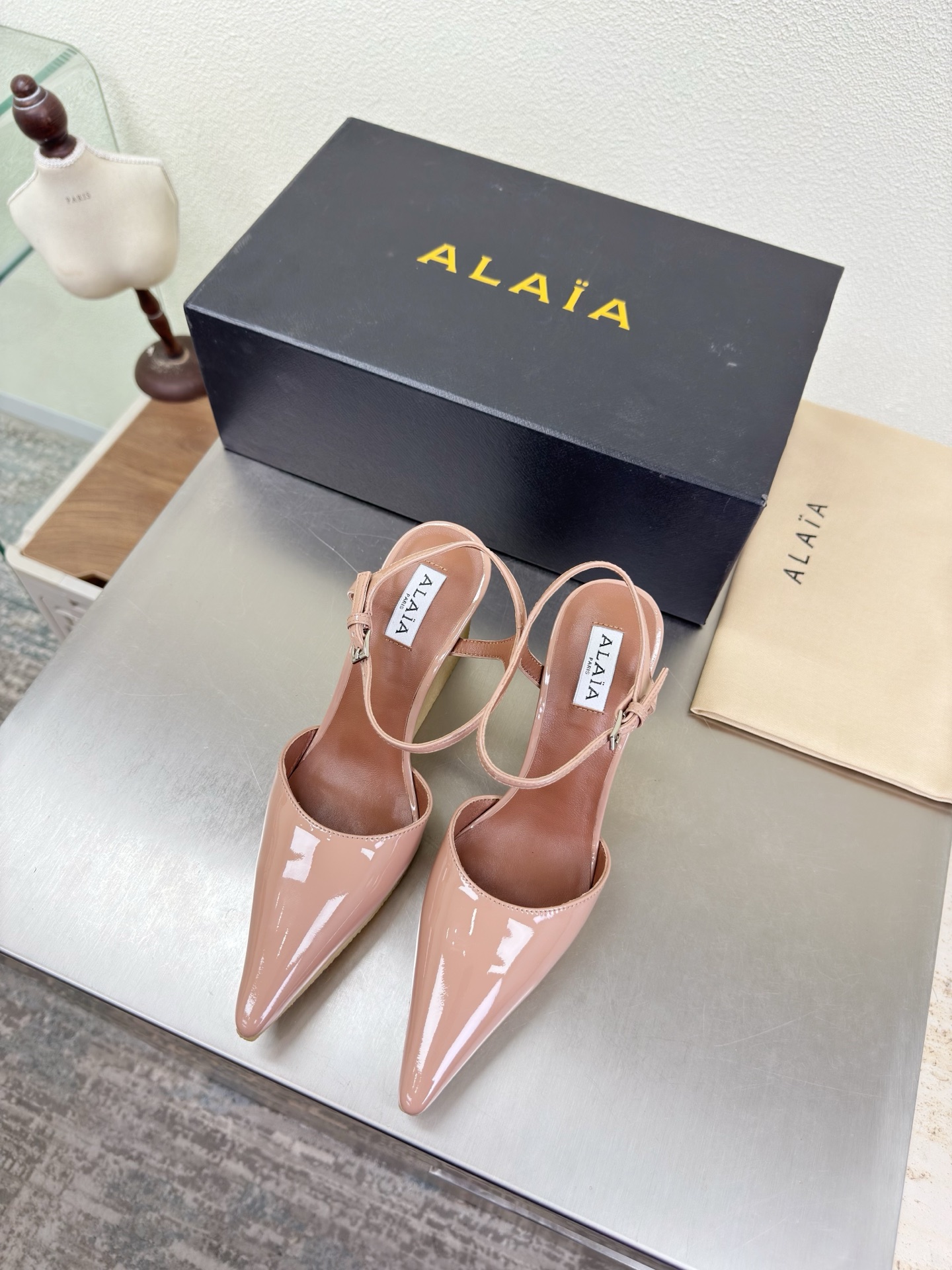 NO:750574,Alaia slippers with raw rubber soles are from Paris. Calf patent leather. Pink. Love at first sight. Hand-made high-end. Classic. Alaia has another sexy side. With different styles, different styles can be easily controlled. Whether jeans, suit pants or pleated skirts, it can upgrade your outfit to fashion, elegance and excellence. Fabric: Calf patent leather. Lining. Foot pads. Sheepskin outsole. Italian leather outsole 35 36 37 38 39  40 41 42 (40 41 42 customized) Configure original packaging, high heels and sandals, alaia, sandals, high heels, slippers, skirts, jeans, business suit, sheepskin, Leather soles19860909生胶底后空鞋 Alaia 拖鞋来自巴黎 小牛漆皮 粉色 一见倾心  纯手高级 经典 阿莱娅还有另外性感的一面  配上不同款式,不同风格都能轻松驾驭,无论牛仔裤,西装裤,还是百褶裙,都能将你的穿搭提升到时尚,优雅和卓越之中 面料 小牛漆皮 内里 垫脚 羊皮 大底 意大利真皮大底 35 36 37 38 39 40 41 42 (40 41 42 定制) 配置原版包装,高跟鞋凉鞋,alaia,sandals,high heels,slippers,skirts,jeans,business suit,sheepskin,Leather soles,Women's Shoes