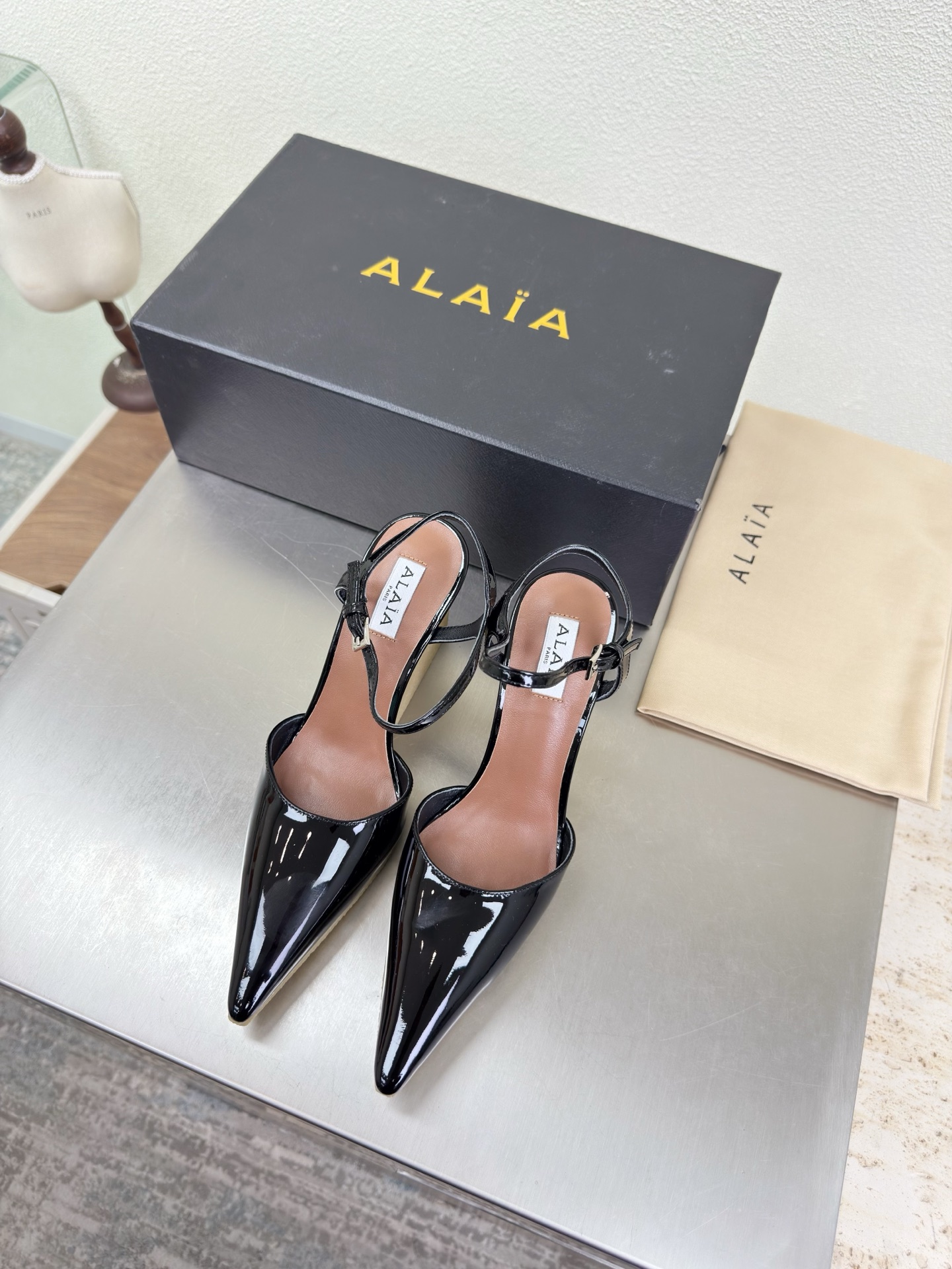 NO:750568,Alaia slippers with raw rubber soles are from Paris. Calf patent leather. Black. Love at first sight. Hand-made high-end. Classic. Alaia has another sexy side. With different styles, different styles can be easily controlled. Whether jeans, suit pants or pleated skirts, it can upgrade your outfit to fashion, elegance and excellence. Fabric: Calf patent leather. Lining. Sheepskin outsole. Italian leather outsole 35 36 37 38 39  40 41 42 (40 41 42 customized) Configure original packaging, high heels and sandals, alaia, sandals, high heels, slippers, skirts, jeans, business suit, sheepskin, Leather soles19860909生胶底后空鞋 Alaia 拖鞋来自巴黎 小牛漆皮 黑色一见倾心  纯手高级 经典 阿莱娅还有另外性感的一面  配上不同款式,不同风格都能轻松驾驭,无论牛仔裤,西装裤,还是百褶裙,都能将你的穿搭提升到时尚,优雅和卓越之中 面料 小牛漆皮 内里 垫脚 羊皮 大底 意大利真皮大底 35 36 37 38 39 40 41 42 (40 41 42 定制) 配置原版包装,高跟鞋凉鞋,alaia,sandals,high heels,slippers,skirts,jeans,business suit,sheepskin,Leather soles,Women's Shoes