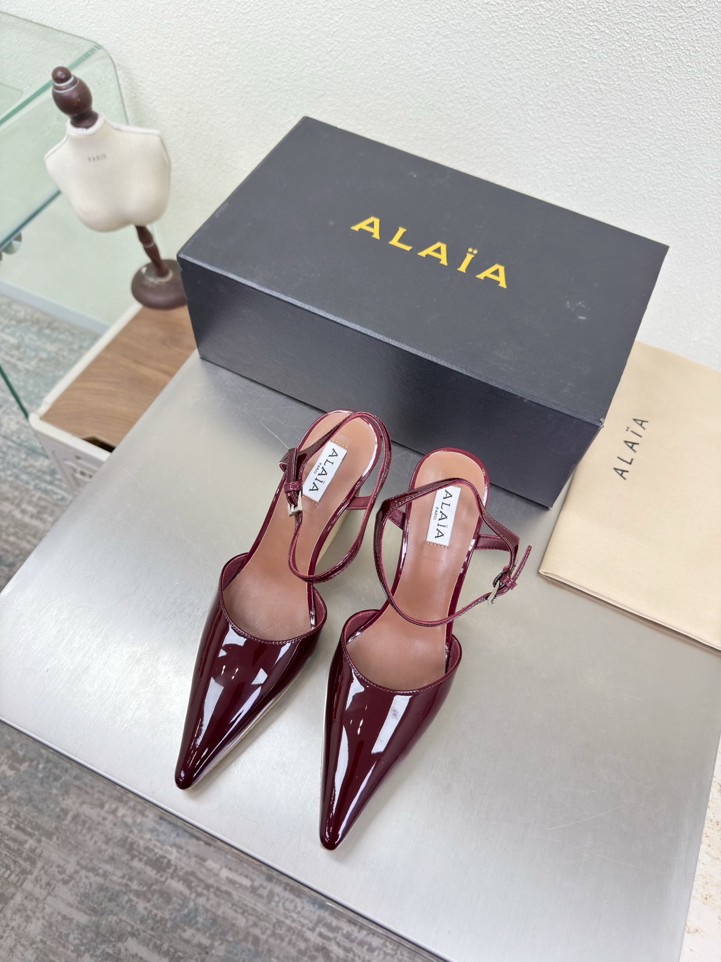 NO:750580,Alaia slippers with raw rubber soles are from Paris. Calf patent leather. Burgundy. Love at first sight. Hand-made high-end. Classic. Alaia has another sexy side. With different styles, different styles can be easily controlled. Whether jeans, suit pants or pleated skirts, it can upgrade your outfit to fashion, elegance and excellence. Fabric: Calf patent leather. Lining. Foot pad. Sheepskin outsole. Italian leather outsole 35 36 37 38 39  40 41 42 (40 41 42 customized) Configure original packaging, high heels and sandals, alaia, sandals, high heels, slippers, skirts, jeans, business suit, sheepskin, Leather soles19860909生胶底后空鞋 Alaia 拖鞋来自巴黎 小牛漆皮 酒红色 一见倾心  纯手高级 经典 阿莱娅还有另外性感的一面  配上不同款式,不同风格都能轻松驾驭,无论牛仔裤,西装裤,还是百褶裙,都能将你的穿搭提升到时尚,优雅和卓越之中 面料 小牛漆皮 内里 垫脚 羊皮 大底 意大利真皮大底 35 36 37 38 39 40 41 42 (40 41 42 定制) 配置原版包装,高跟鞋凉鞋,alaia,sandals,high heels,slippers,skirts,jeans,business suit,sheepskin,Leather soles,Women's Shoes