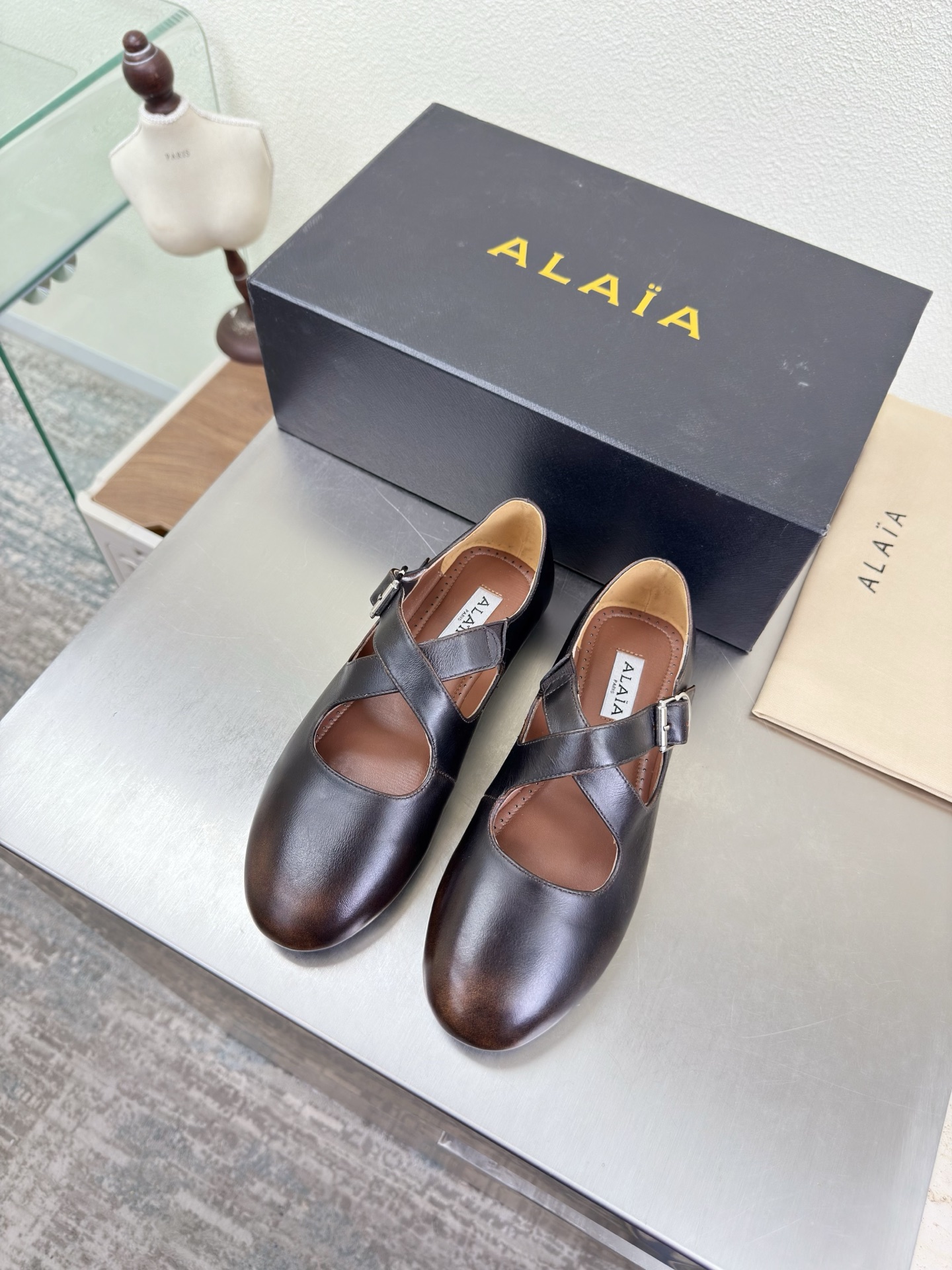 NO:750589,Stained calfskin Cross-strap single shoes and flat Alaia slippers from Paris Stained calfskin Love at first sight Handmade high-end classic Alaia has another sexy side. Paired with different styles, different styles can be easily controlled, whether jeans, suit pants, or pleated skirts, it can upgrade your outfit to fashion, elegance and excellence. Fabric Stained calfskin Lining Feet Sheepskin outsole Italian leather outsole 35 36 37  38 39 40 41 42 (40 41 42 customized) Configuration original packaging, single shoes, alaia, slippers, skirts, jeans, business suit, cowhide, sheepskin, Leather soles19860909擦色小牛皮 交叉带单鞋平底 Alaia 拖鞋来自巴黎 擦色小牛皮 一见倾心 纯手高级 经典 阿莱娅还有另外性感的一面  配上不同款式,不同风格都能轻松驾驭,无论牛仔裤,西装裤,还是百褶裙,都能将你的穿搭提升到时尚,优雅和卓越之中 面料 擦色小牛皮 内里 垫脚 羊皮 大底 意大利真皮大底 35 36 37 38 39 40 41 42 (40 41 42 定制) 配置原版包装,单鞋,alaia,slippers,skirts,jeans,business suit,cowhide,sheepskin,Leather soles,Women's Shoes