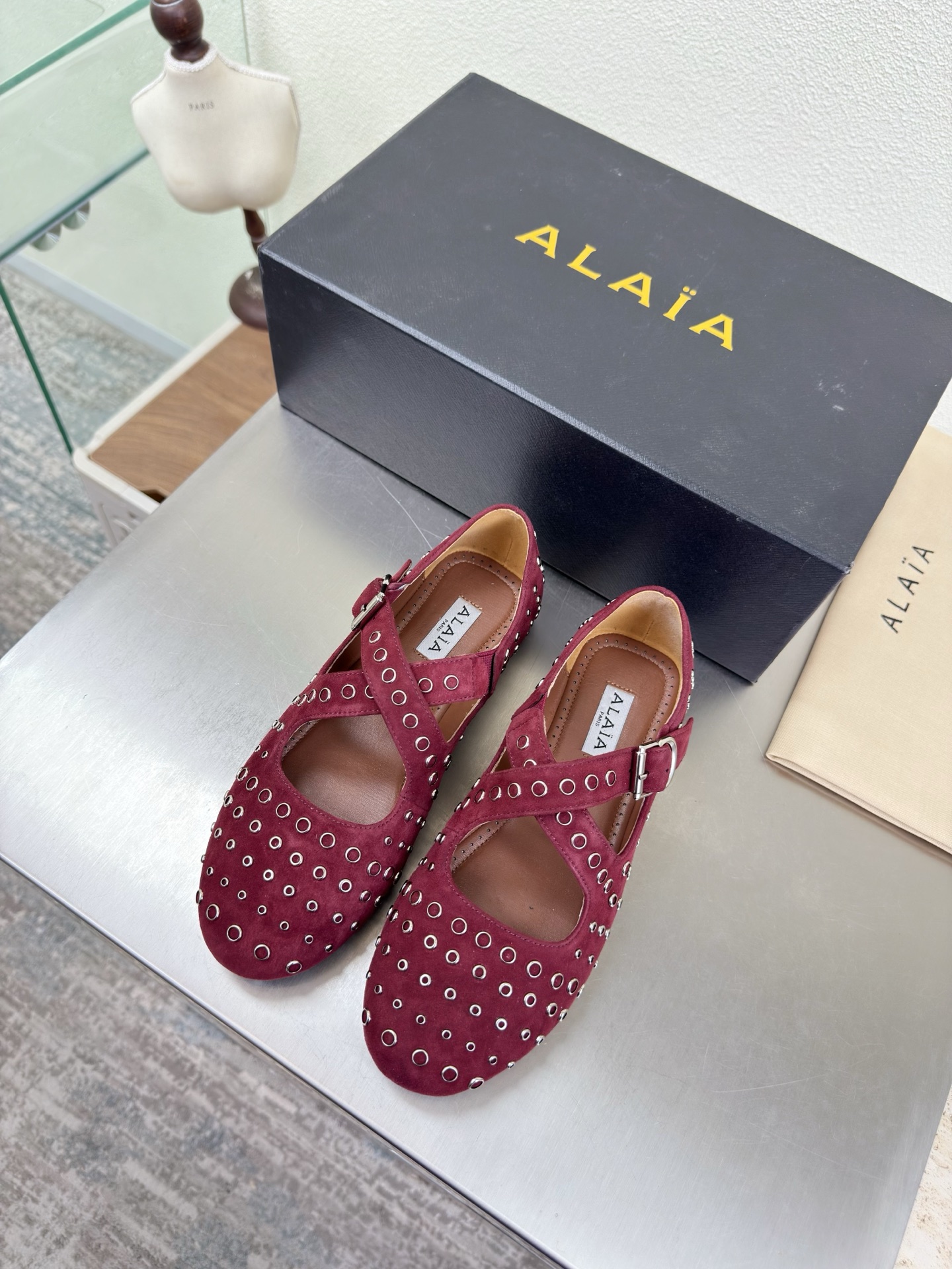 NO:750594,Round metal studs, cross-strap single shoes and flat soles, Alaia slippers from Paris, burgundy, sheep suede leather, love at first sight, hand-made high-end, classic, Alaia has another sexy side. With different styles, different styles can be easily controlled, whether jeans, suit pants, or pleated skirts, it can upgrade your outfit to fashion, elegance and excellence. Fabric, sheep suede lining, foot pads, sheepskin outsole, Italian genuine leather outsole 35 36 37  38 39 40 41 42 (40 41 42 customized) Configure original packaging, single shoes, alaia, slippers, skirts, jeans, business suit, sheepskin, Leather soles19860909圆形金属钉 交叉带单鞋平底 Alaia 拖鞋来自巴黎 酒红色 羊反绒皮 一见倾心 纯手高级 经典 阿莱娅还有另外性感的一面  配上不同款式,不同风格都能轻松驾驭,无论牛仔裤,西装裤,还是百褶裙,都能将你的穿搭提升到时尚,优雅和卓越之中 面料 羊反绒皮 内里 垫脚 羊皮 大底 意大利真皮大底 35 36 37 38 39 40 41 42 (40 41 42 定制) 配置原版包装,单鞋,alaia,slippers,skirts,jeans,business suit,sheepskin,Leather soles,Women's Shoes