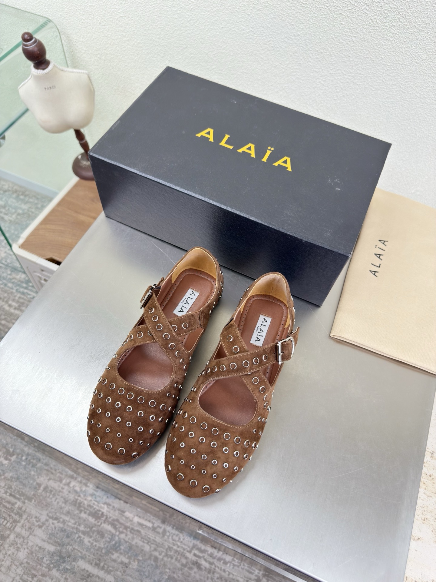 NO:750599,Round metal studs Cross-strap single shoes with flat soles Alaia slippers from Paris Brown sheep suede leather Love at first sight Hand-made high-end classic Alaia has another sexy side. With different styles, different styles can be easily controlled, whether jeans, suit pants, or pleated skirts, it can upgrade your outfit to fashion, elegance and excellence. Fabric Sheep suede lining Feet Sheepskin outsole Italian leather outsole 35 36 37 38  39 40 41 42 (40 41 42 customized) Configure original packaging, single shoes, alaia, slippers, skirts, jeans, business suit, sheepskin, Leather soles19860909圆形金属钉 交叉带单鞋平底 Alaia 拖鞋来自巴黎 棕色 羊反绒皮 一见倾心 纯手高级 经典 阿莱娅还有另外性感的一面  配上不同款式,不同风格都能轻松驾驭,无论牛仔裤,西装裤,还是百褶裙,都能将你的穿搭提升到时尚,优雅和卓越之中 面料 羊反绒皮 内里 垫脚 羊皮 大底 意大利真皮大底 35 36 37 38 39 40 41 42 (40 41 42 定制) 配置原版包装,单鞋,alaia,slippers,skirts,jeans,business suit,sheepskin,Leather soles,Women's Shoes