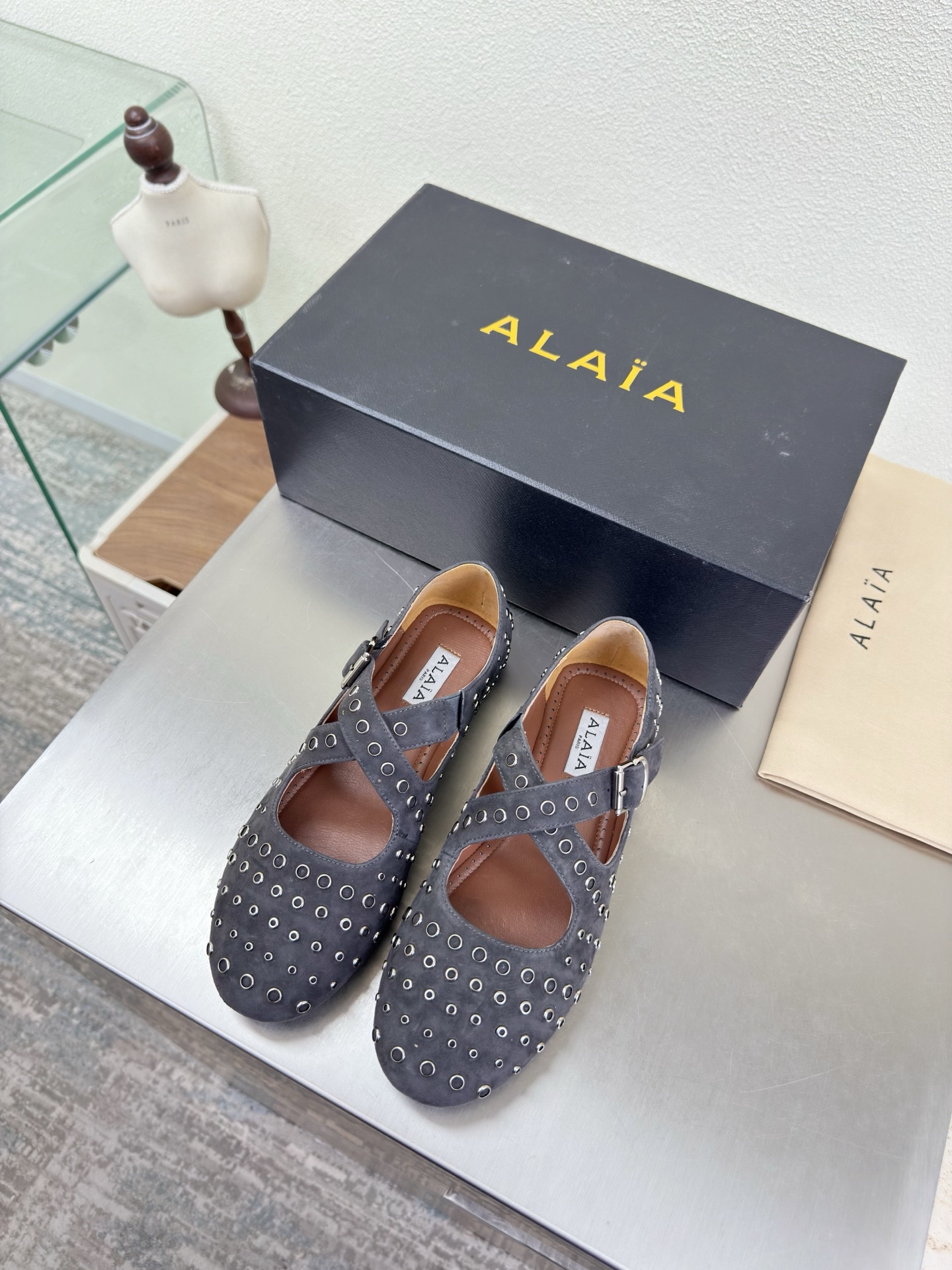 NO:750604,Round metal studs, cross-strap single shoes and flat soles Alaia slippers from Paris, gray sheep suede leather, love at first sight, hand-made high-end, classic, Alaia has another sexy side. With different styles, different styles can be easily controlled, whether jeans, suit pants, or pleated skirts, it can upgrade your outfit to fashion, elegance and excellence. Fabric, sheep suede lining, foot pads, sheepskin outsole, Italian genuine leather outsole 35 36 37 38  39 40 41 42 (40 41 42 customized) Configure original packaging, single shoes, alaia, slippers, skirts, jeans, business suit, sheepskin, Leather soles19860909圆形金属钉 交叉带单鞋平底 Alaia 拖鞋来自巴黎 灰色 羊反绒皮 一见倾心 纯手高级 经典 阿莱娅还有另外性感的一面  配上不同款式,不同风格都能轻松驾驭,无论牛仔裤,西装裤,还是百褶裙,都能将你的穿搭提升到时尚,优雅和卓越之中 面料 羊反绒皮 内里 垫脚 羊皮 大底 意大利真皮大底 35 36 37 38 39 40 41 42 (40 41 42 定制) 配置原版包装,单鞋,alaia,slippers,skirts,jeans,business suit,sheepskin,Leather soles,Women's Shoes