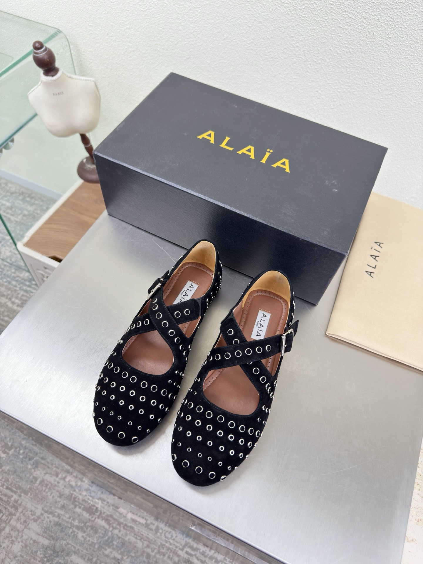 NO:750556,Round metal studs, cross-strap single shoes and flat soles Alaia slippers from Paris, black sheep suede leather, love at first sight, hand-made high-end, classic, Alaia has another sexy side. With different styles, different styles can be easily controlled, whether jeans, suit pants, or pleated skirts, it can upgrade your outfit to fashion, elegance and excellence. Fabric, sheep suede lining, foot pads, sheepskin outsole, Italian leather outsole 35 36 37 38  39 40 41 42 (40 41 42 customized) Configure original packaging, single shoes, alaia, slippers, skirts, jeans, business suit, sheepskin, Leather soles19860909圆形金属钉 交叉带单鞋平底 Alaia 拖鞋来自巴黎 黑色 羊反绒皮 一见倾心 纯手高级 经典 阿莱娅还有另外性感的一面  配上不同款式,不同风格都能轻松驾驭,无论牛仔裤,西装裤,还是百褶裙,都能将你的穿搭提升到时尚,优雅和卓越之中 面料 羊反绒皮 内里 垫脚 羊皮 大底 意大利真皮大底 35 36 37 38 39 40 41 42 (40 41 42 定制) 配置原版包装,单鞋,alaia,slippers,skirts,jeans,business suit,sheepskin,Leather soles,Women's Shoes