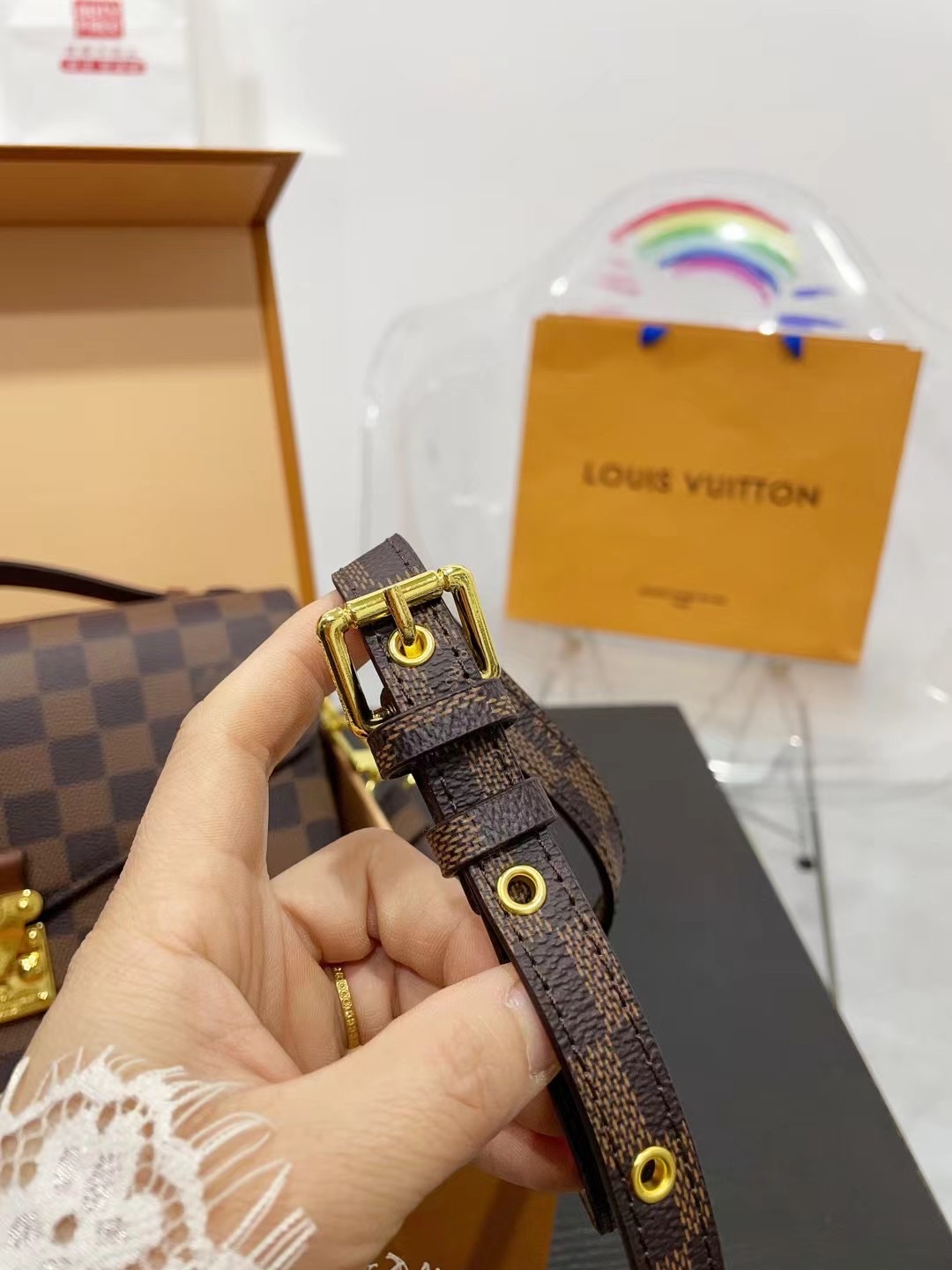 👑💰175折叠礼盒
LV邮差包老花手提单肩斜挎包，优雅低调的外形设计和宽敞的包身更加入了实用性，LV闪亮的五金配件- 可调节肩带，配有树糕皮的肩垫，拉链闭合 超细纤维内衬 尺寸：大号25*20cm